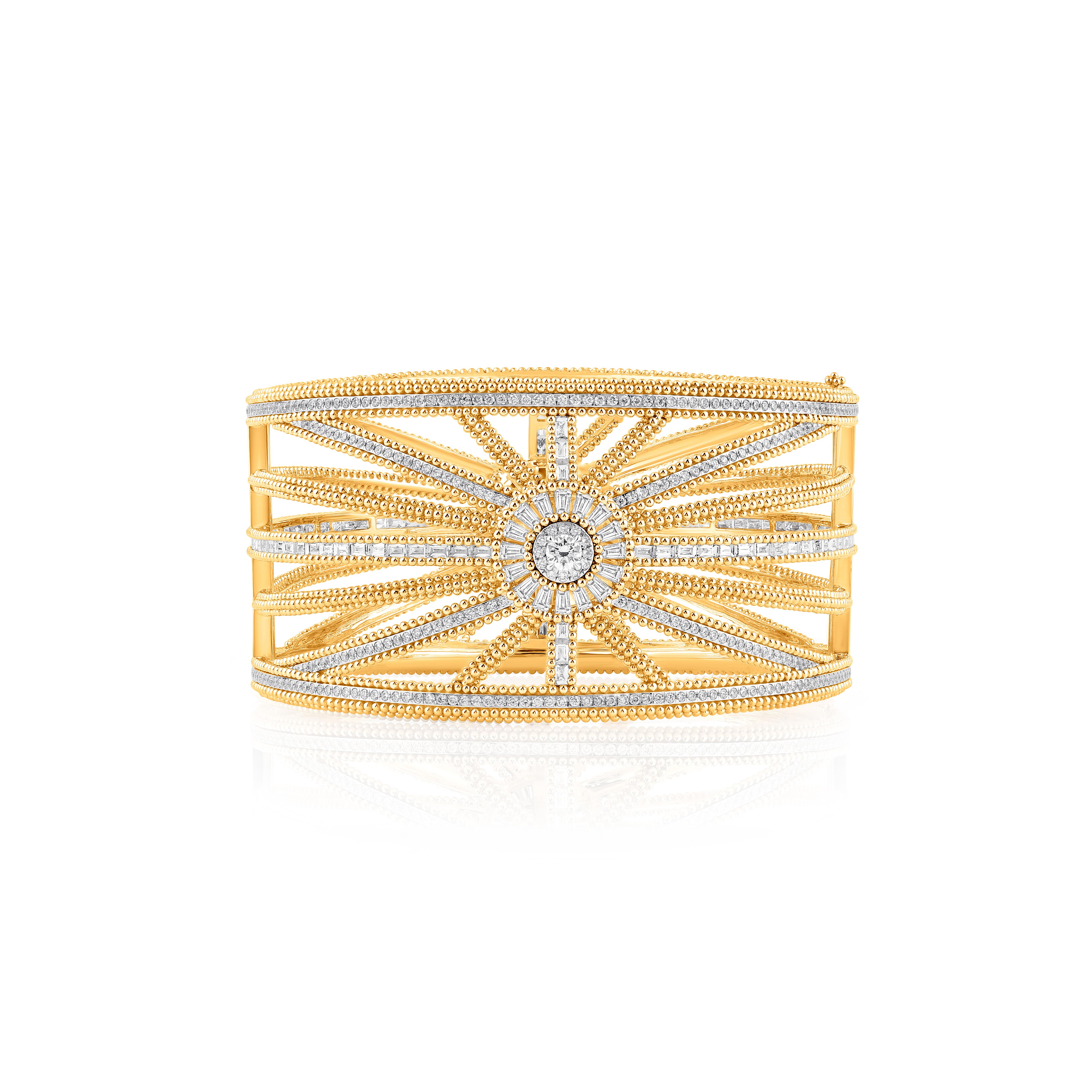 Inspiriert von der Reise der Sonnenstrahlen durch Raum und Zeit, um unsere Welt zu erhellen, ist der runde Armreif mit Diamanten im Brillant- und Baguetteschliff besetzt. Eine handwerkliche Form der Stickerei, die als Pota bekannt ist, wird speziell