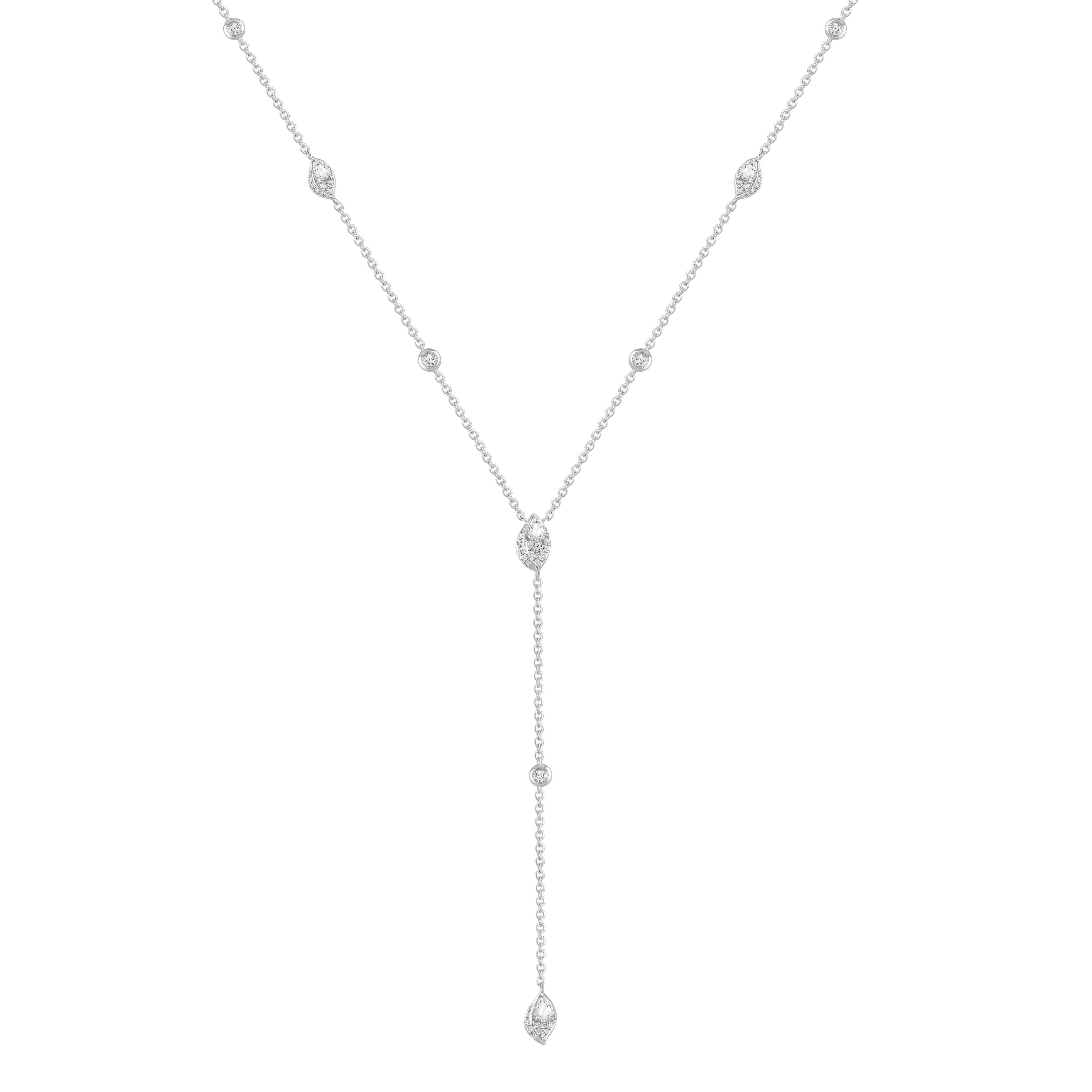 Ispirata ai simboli sacri per invocare la divinità, la nostra collana station della collezione frangipani tempestata di diamanti taglio brillante e rosa è un pezzo imperdibile! Eleganza e semplicità si fondono in questa collana da stazione da