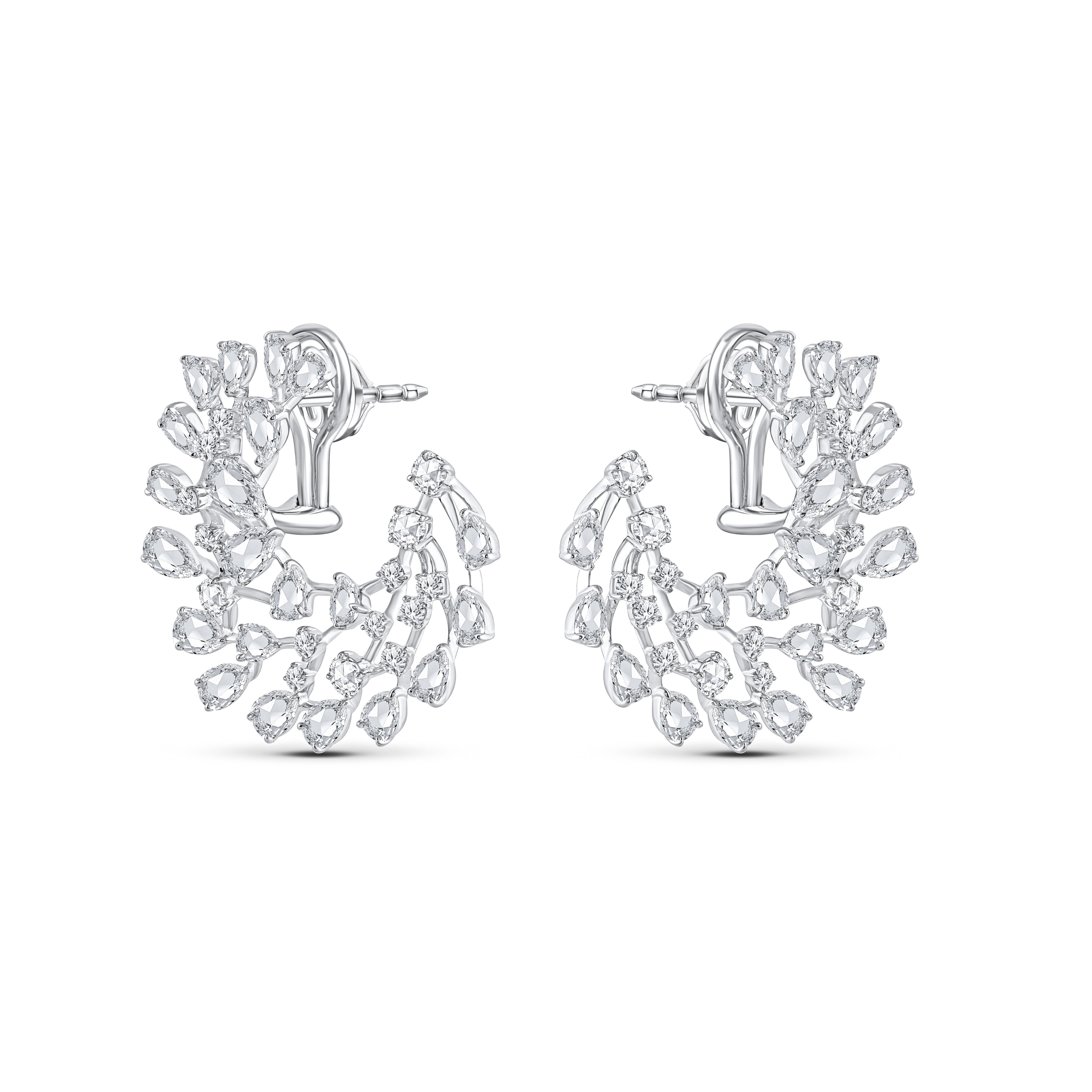 Ein Brillantcluster aus Diamanten bildet die Form dieser Ohrringe. Besetzt mit 22 Diamanten im Brillantschliff, 8 runden Diamanten im Rosenschliff und 42 Birnen im Rosenschliff, Farbe mindestens F, Reinheit VS2. Das Gesamtgewicht der Diamanten in