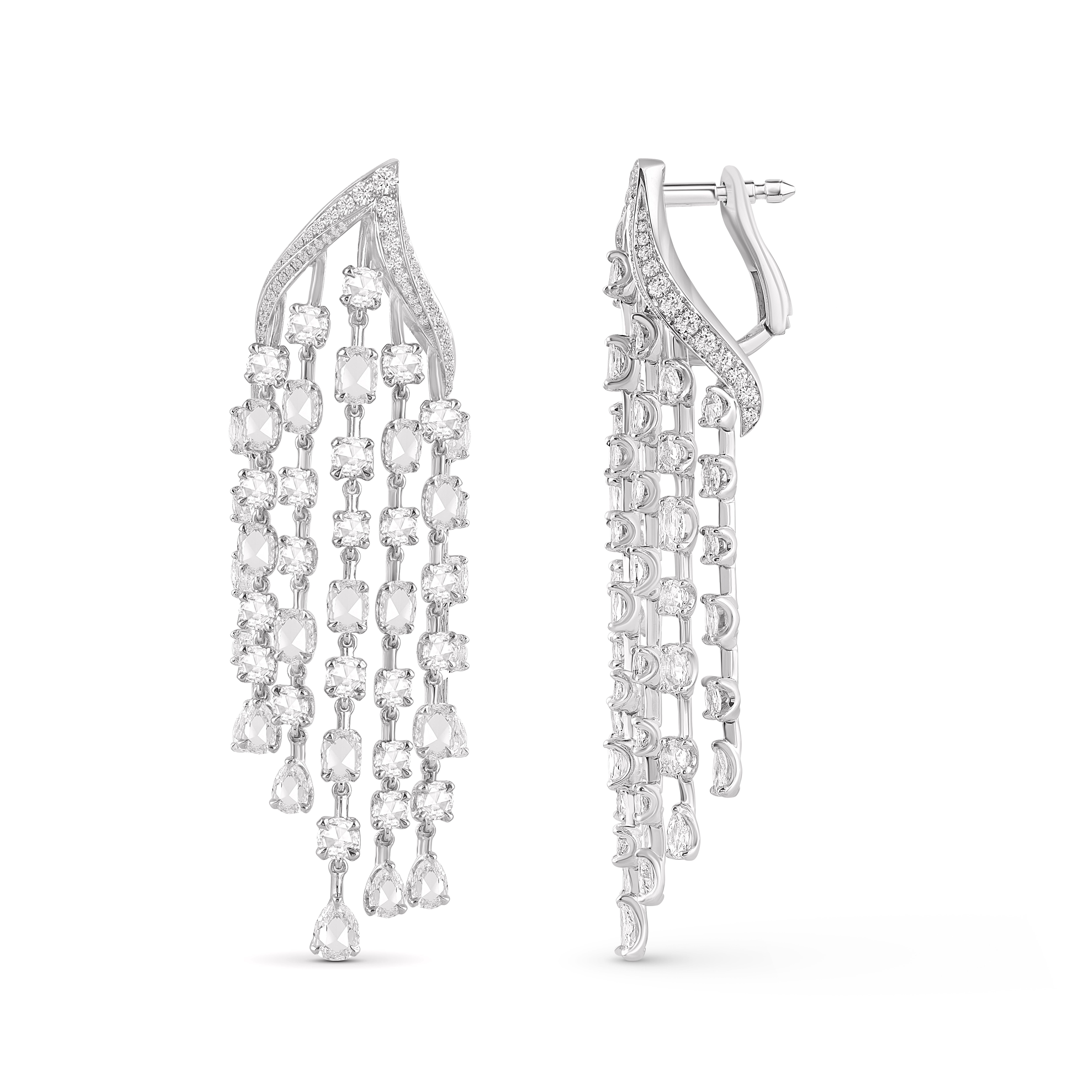 Inspiriert von der Freude, einen rauschenden Wasserfall zu erleben, sind diese exquisiten und eleganten Ohrringe der Collection'S Cascade mit 98 runden Diamanten im Brillantschliff, 28 ovalen Diamanten im Rosenschliff, 14 Birnendiamanten im
