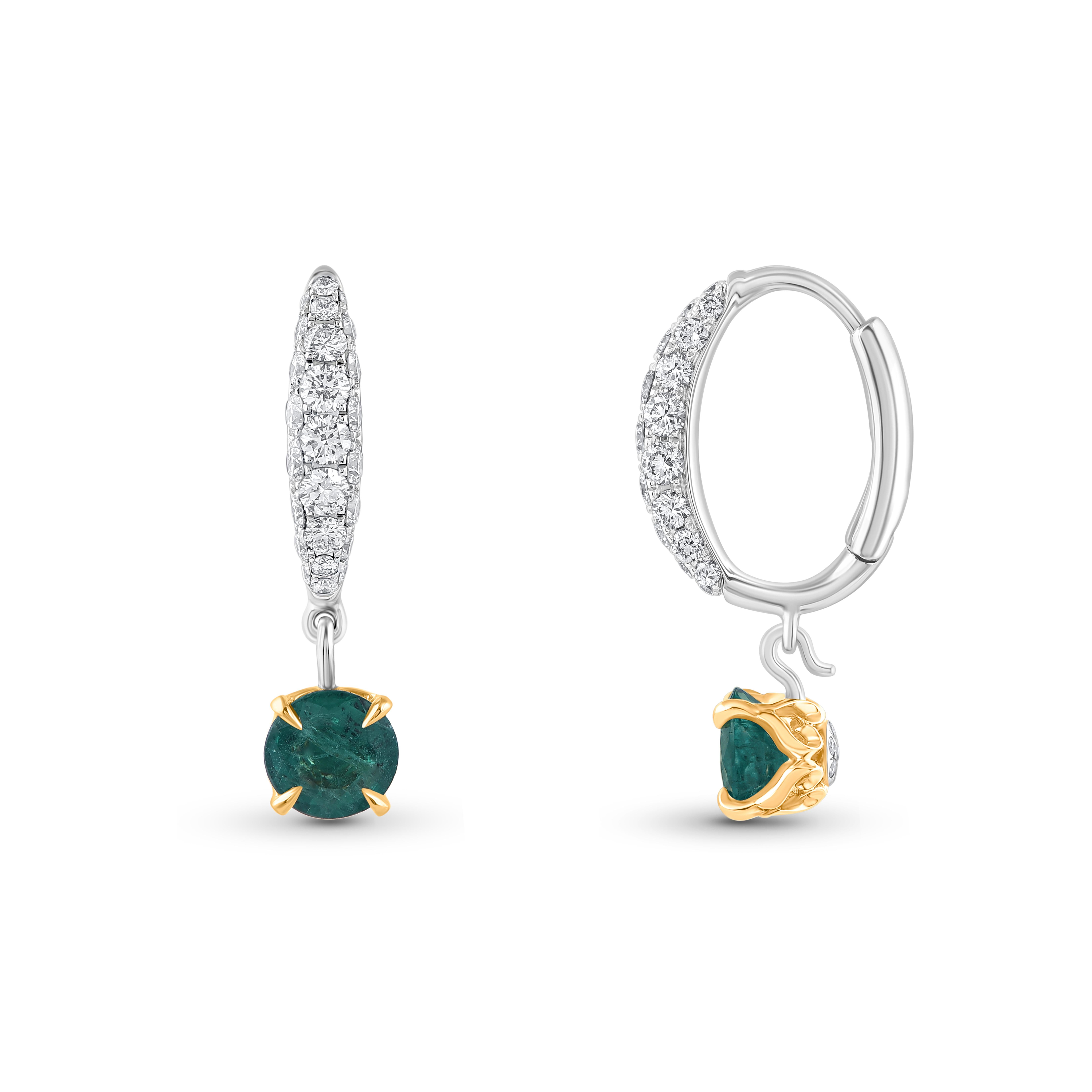 Inspiriert von der Magie des Tanzes in einem lang ersehnten Monsun, sind diese exquisiten und eleganten Ohrringe aus der Raindrop Collection mit Smaragden und Brillanten besetzt und tropfen zart. Das Gesamtgewicht der Diamanten beträgt 7/8 ctw.