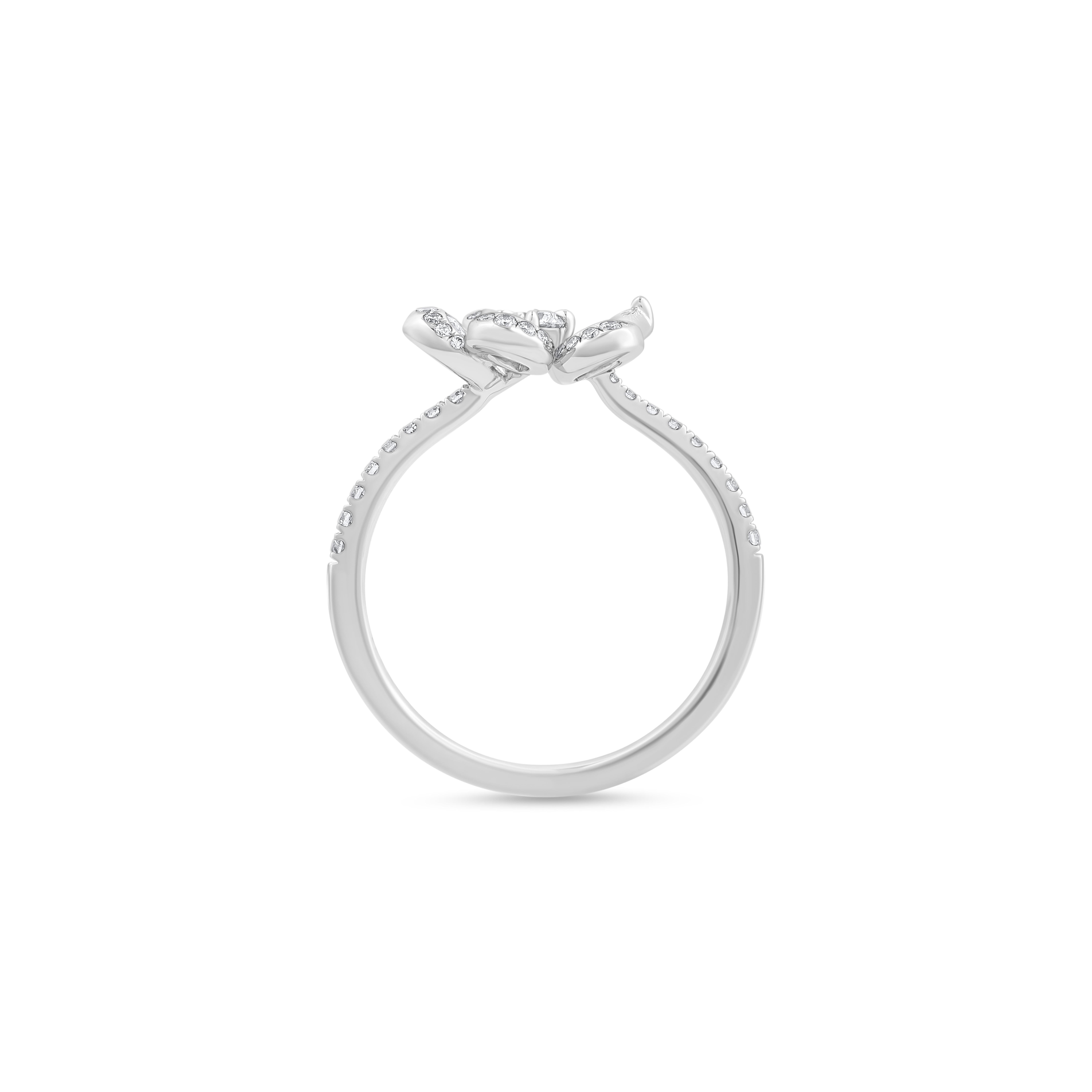 Moderno Anello Harakh 7/8 CT con diamanti naturali incolori a cascata in oro bianco 18 carati in vendita