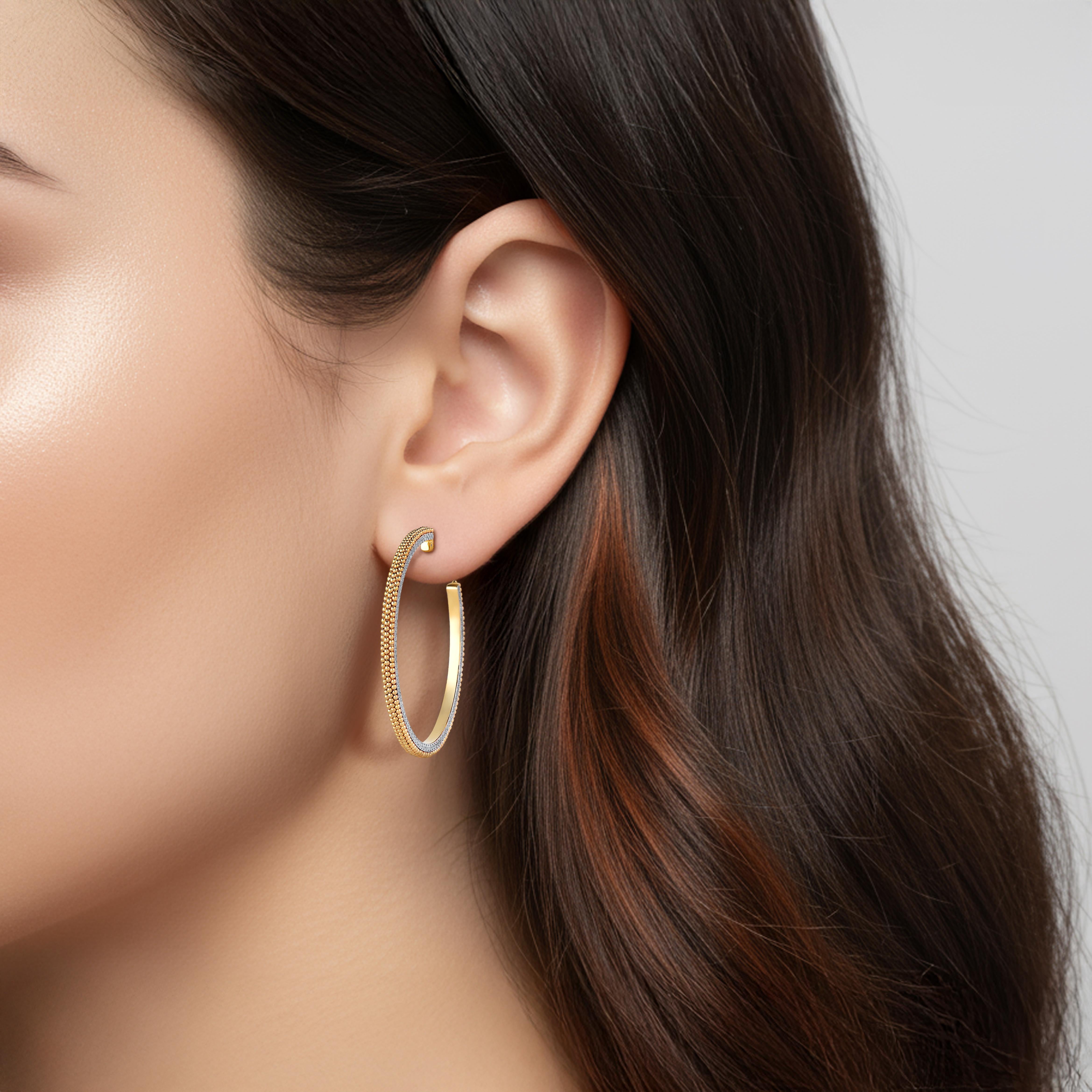 Inspiriert von der strahlenden Reise der goldenen Sonnenstrahlen leuchten die HARAKH Auric Sphere Sunlight Earrings in einem warmen, himmlischen Glanz. Diese handgefertigten Ohrringe aus 18 Kt. Gelbgold sind mit 1½ Karat farblosen Diamanten im