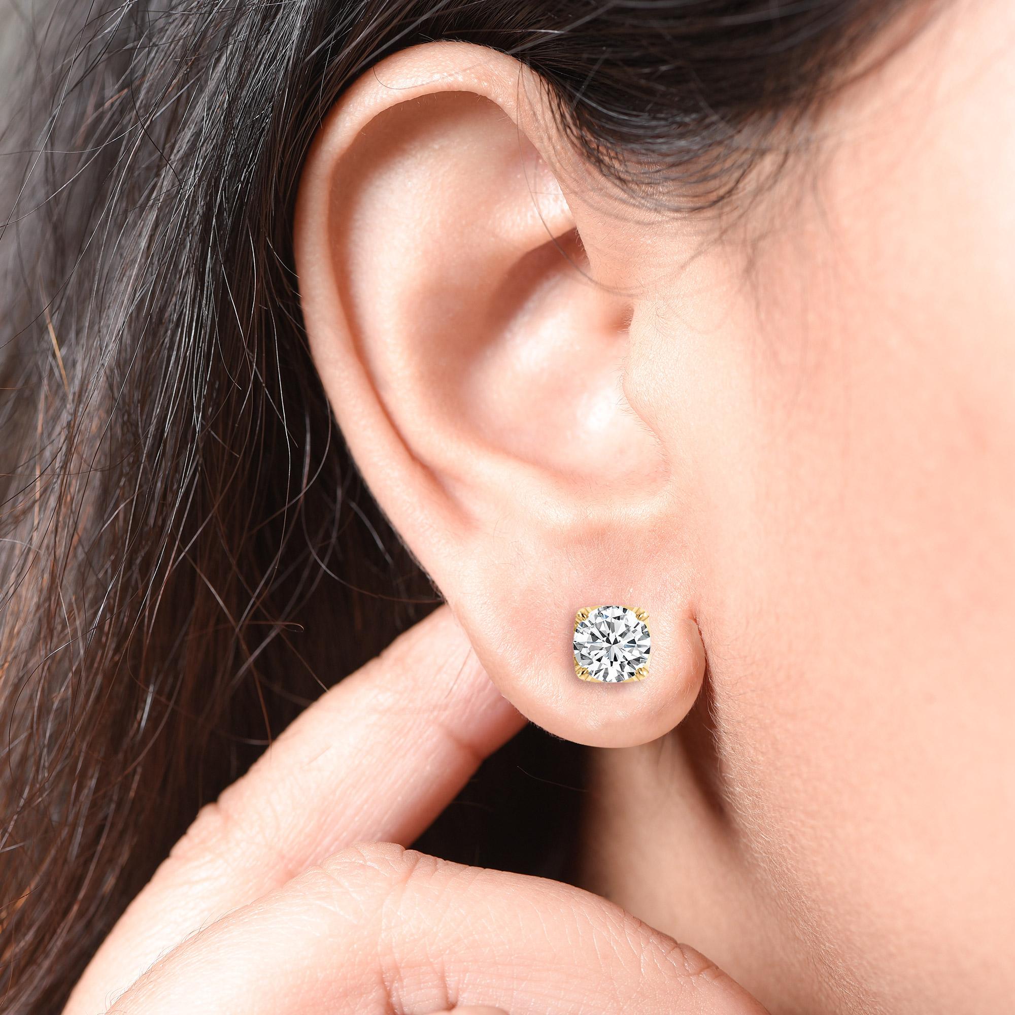 Diese GIA-zertifizierten klassischen Diamantohrstecker präsentieren ein Paar perfekt aufeinander abgestimmter Diamanten mit einem Gesamtgewicht von 1,25 Karat. Die aus 18-karätigem Gelbgold gefertigten vierzackigen Ohrringe sind auch in Rosé- und