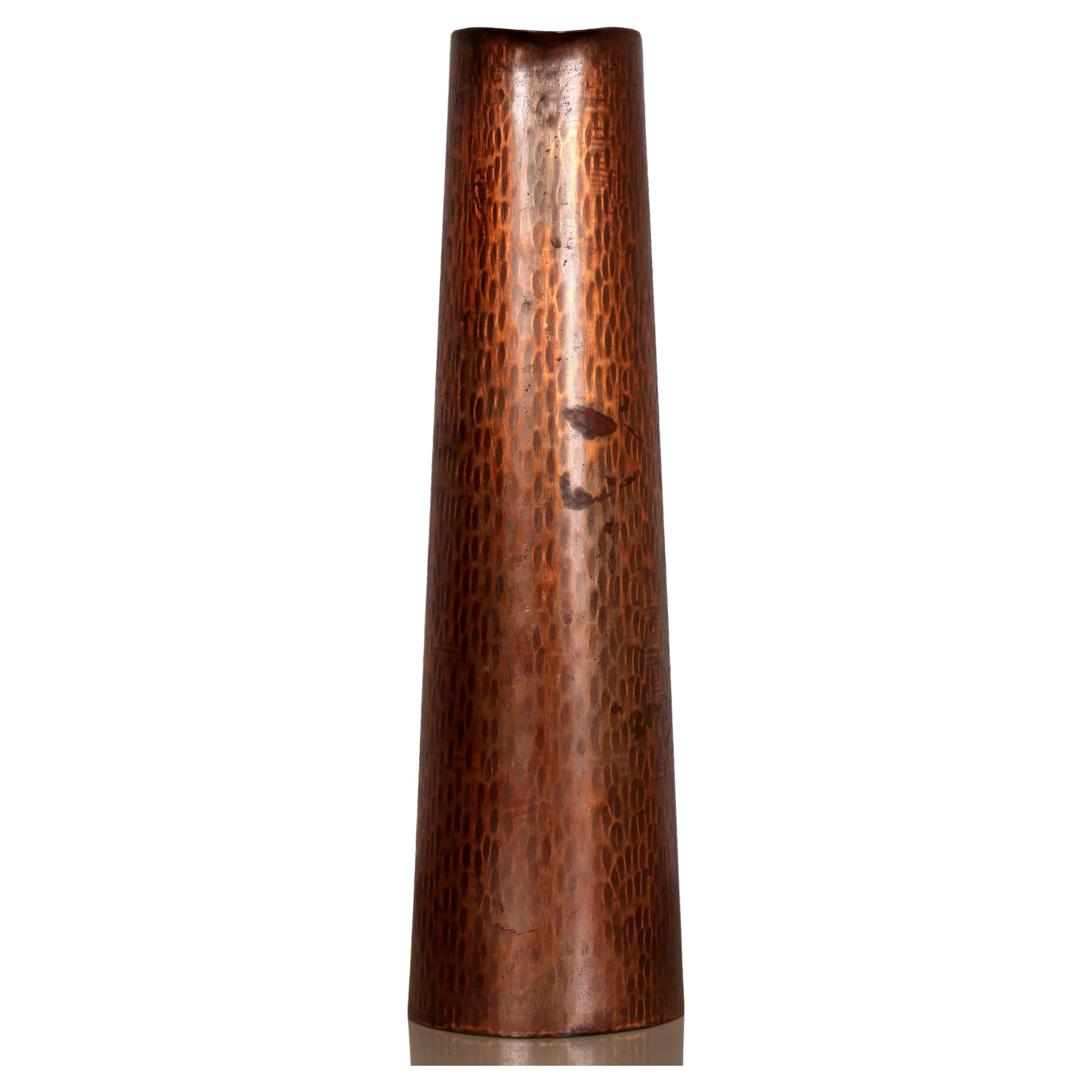 Harald Buchrucker 
jarra de cobre soplada a martillo 
1960s 
diseño moderno recto de mediados de siglo
 H / altura: 30 cm   ~ Ø superior 5,8 cm ~ Ø base: 8,2 cm ~ Gew. / peso: 630 grs 
MARCADO:  SÍ Marca Buchrucker ver fotos
:-: en buen estado con