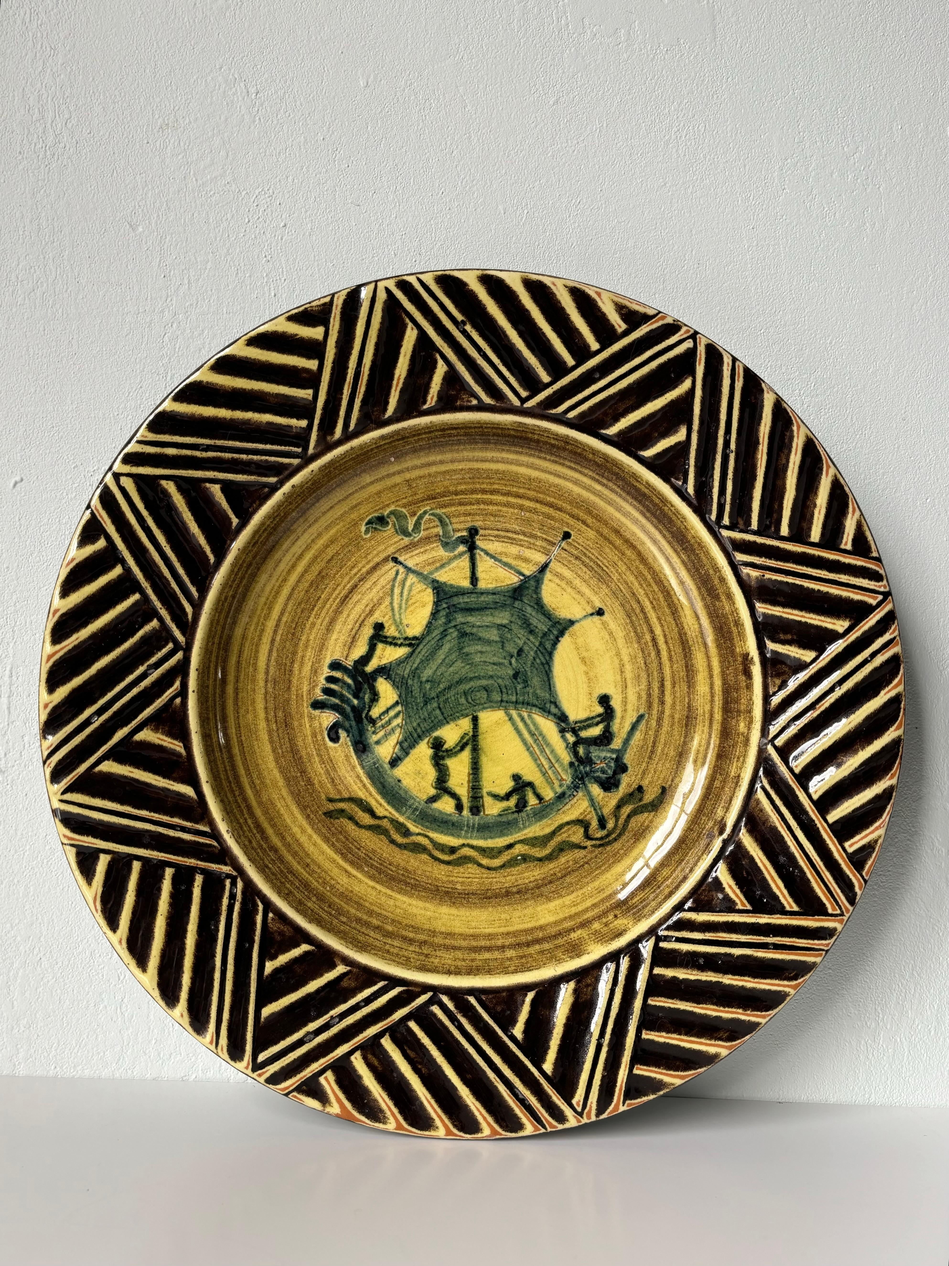Art Deco earthenware decorative centerpiece bowl handmade by artist Harald Folmer Gross (1888-1961) for Knabstrup Ceramics in the early 1940s - HFG worked for Knabstrup from 1941 to 1945. 
Complex chevron relief pattern creating a star shape around