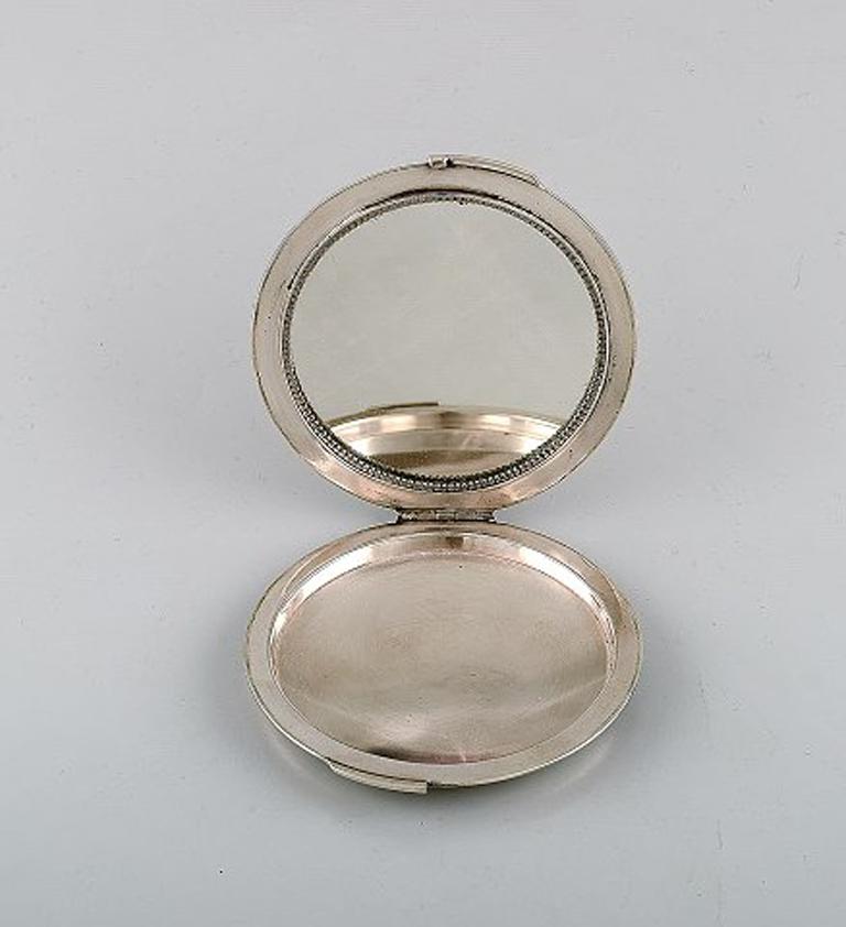 Harald Nielsen for Georg Jensen. Art deco powder box with mirror in sterling silver. Model number 231D.
In very good condition.
Stamped.
Diameter: 10 cm.
