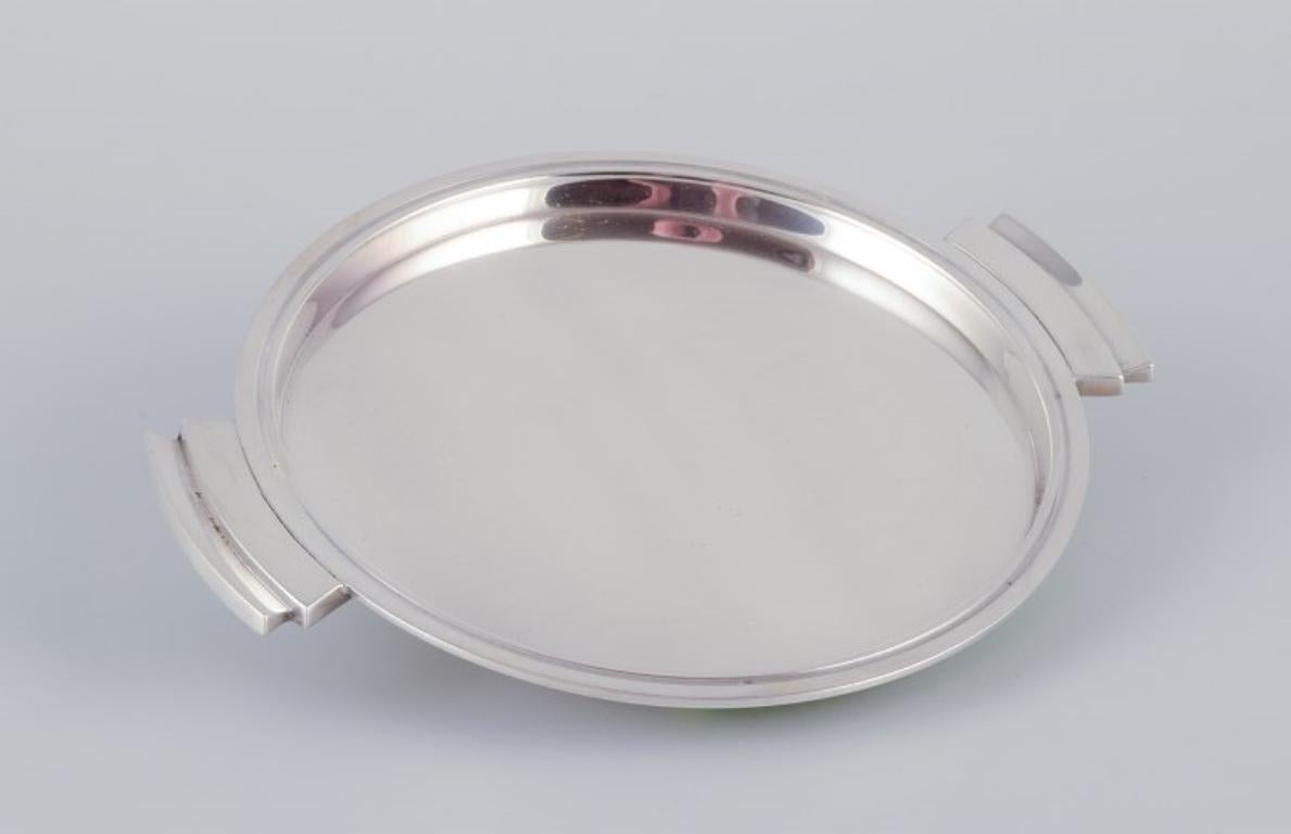 Harald Nielsen for Georg Jensen. Art Deco tray in sterling silver.
Model 632.
Hallmarked with 1945-1951 stamp.
In excellent condition.
Dimensions: Diameter 17.2 cm including handles x Height 1.0 cm.

