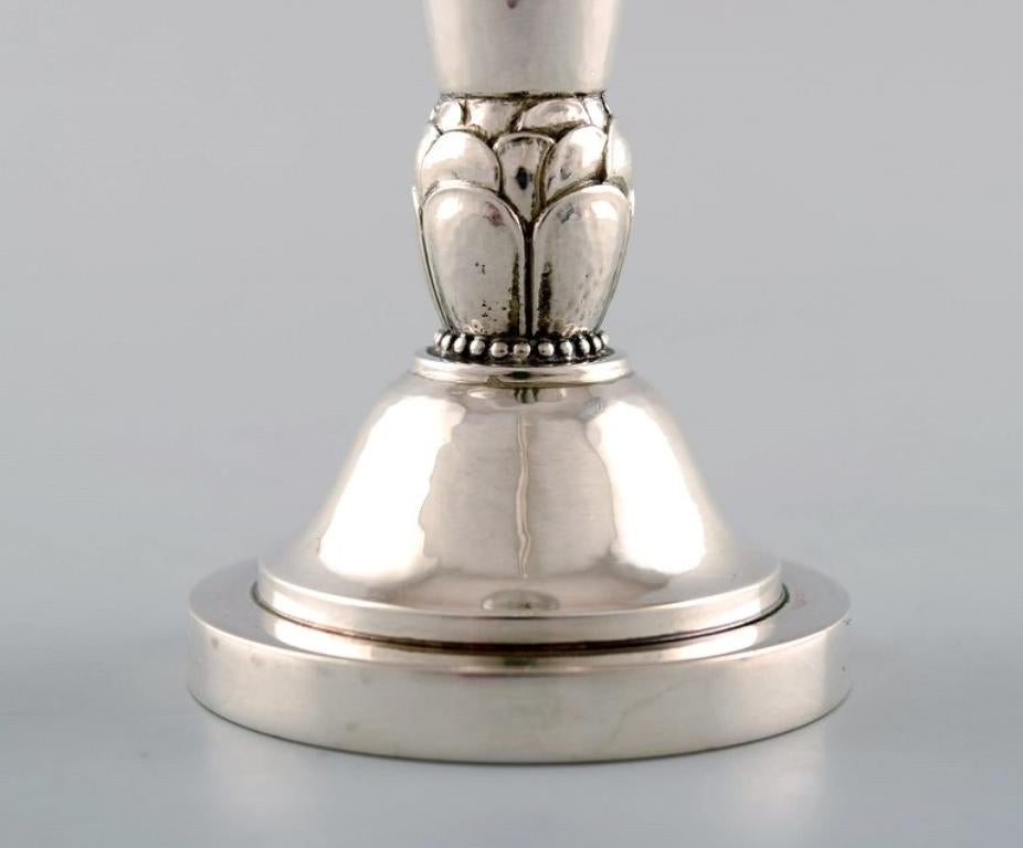 Georg Jensen Art Deco vase in hammered sterling silver. 
Designed by Harald Nielsen.
Model number 500.
Measures: 14.5 x 5 cm.
Stamped: 500 / Q10 / HN
In very good condition.
