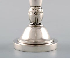 Harald Nielsen für Georg Jensen, Art déco-Vase aus gehämmertem Sterlingsilber.