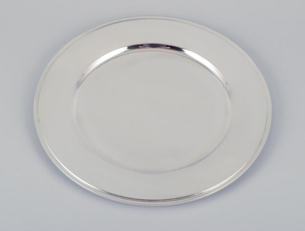 Harald Nielsen for Georg Jensen, charger plate in sterling silver.
Model 600EE.
Hallmarked after 1944.
Perfect condition.
Dimensions: Diameter 26.0 cm.