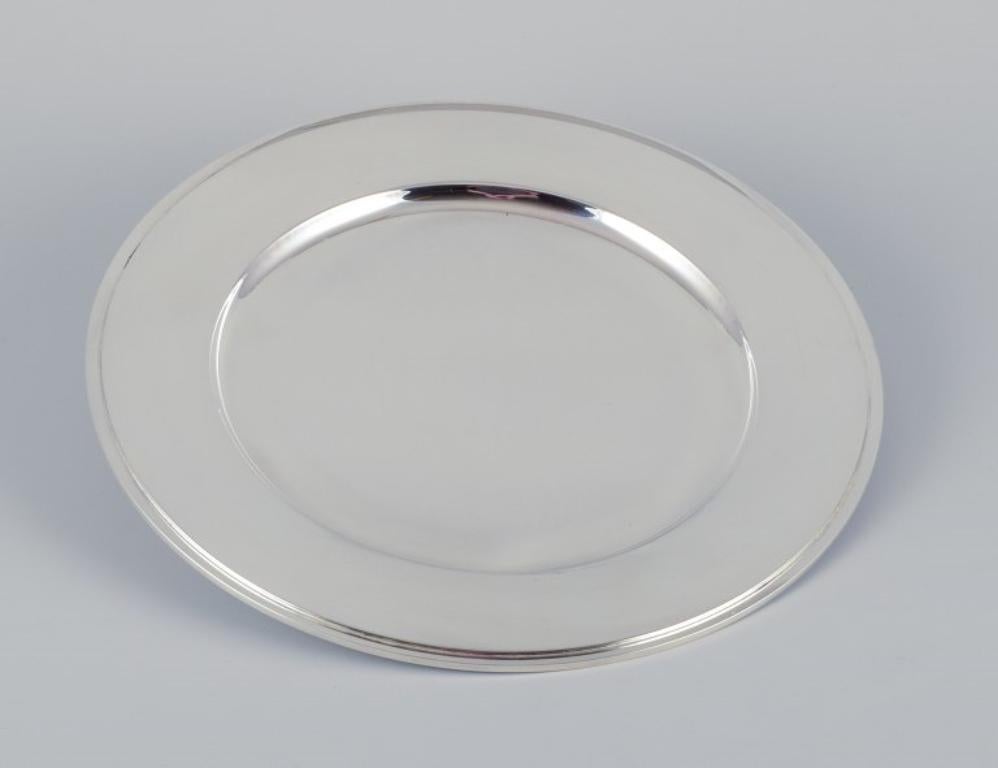 Harald Nielsen for Georg Jensen. Charger plate in sterling silver. In Excellent Condition For Sale In Copenhagen, DK