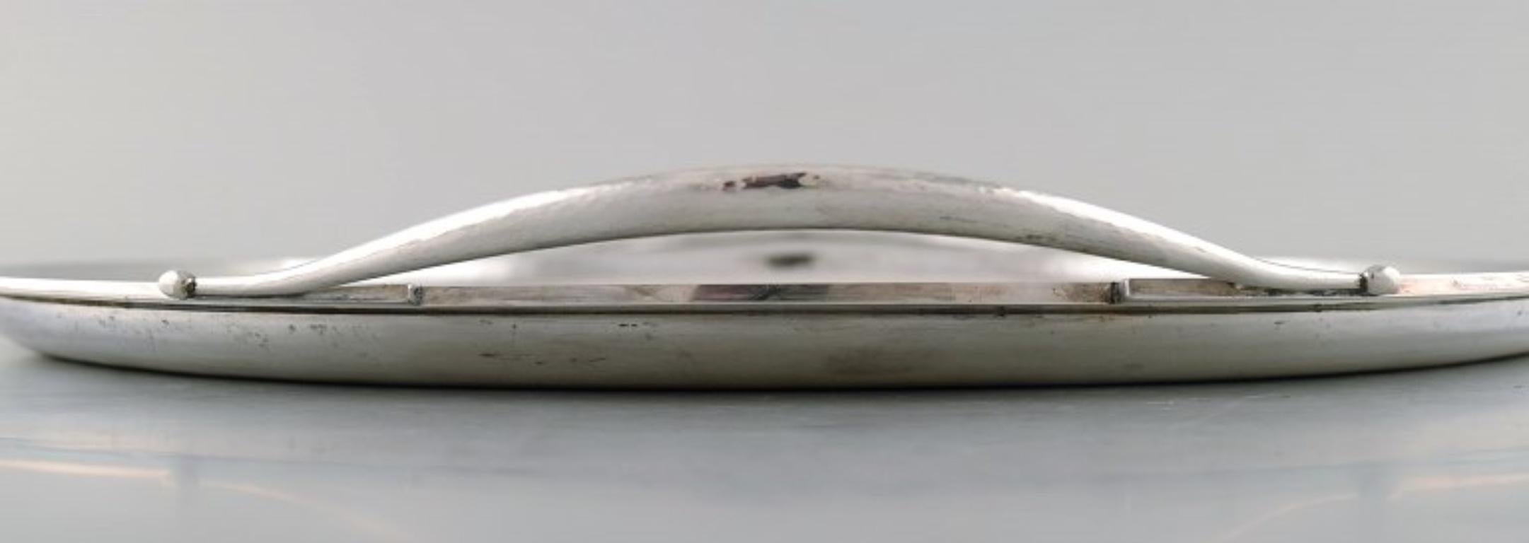 Harald Nielsen for Georg Jensen. Large Art Deco serving tray in sterling silver In Good Condition For Sale In Copenhagen, DK