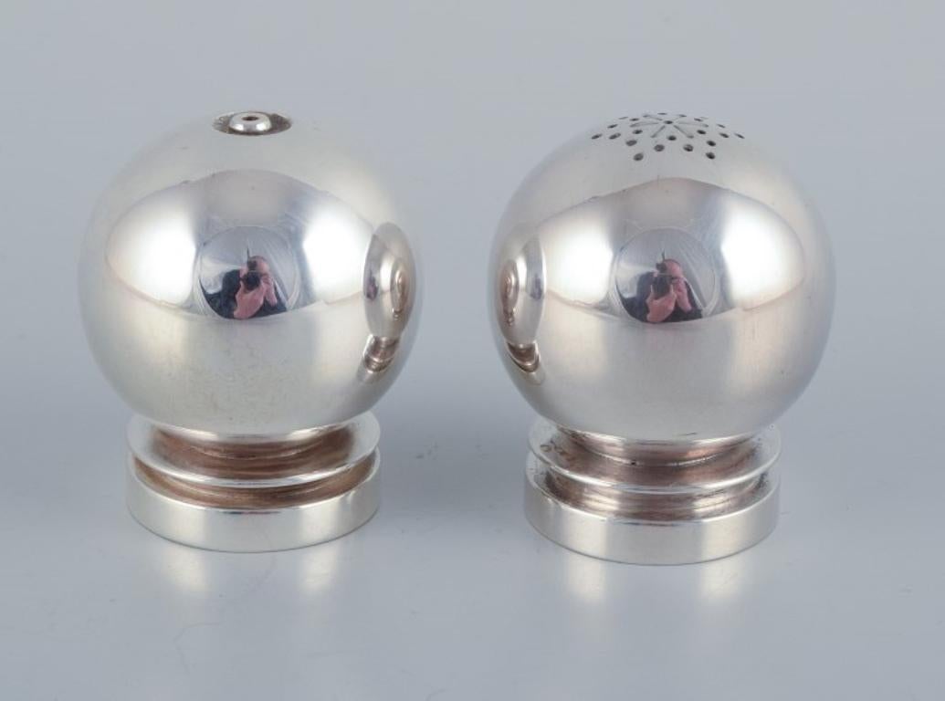 Harald Nielsen for Georg Jensen. 
A pair of Pyramid salt and pepper shakers in sterling silver.
Model 632.
1945-1951 hallmark.
In perfect condition. 
Dimensions: H 4.3 cm x D 3.5 cm.