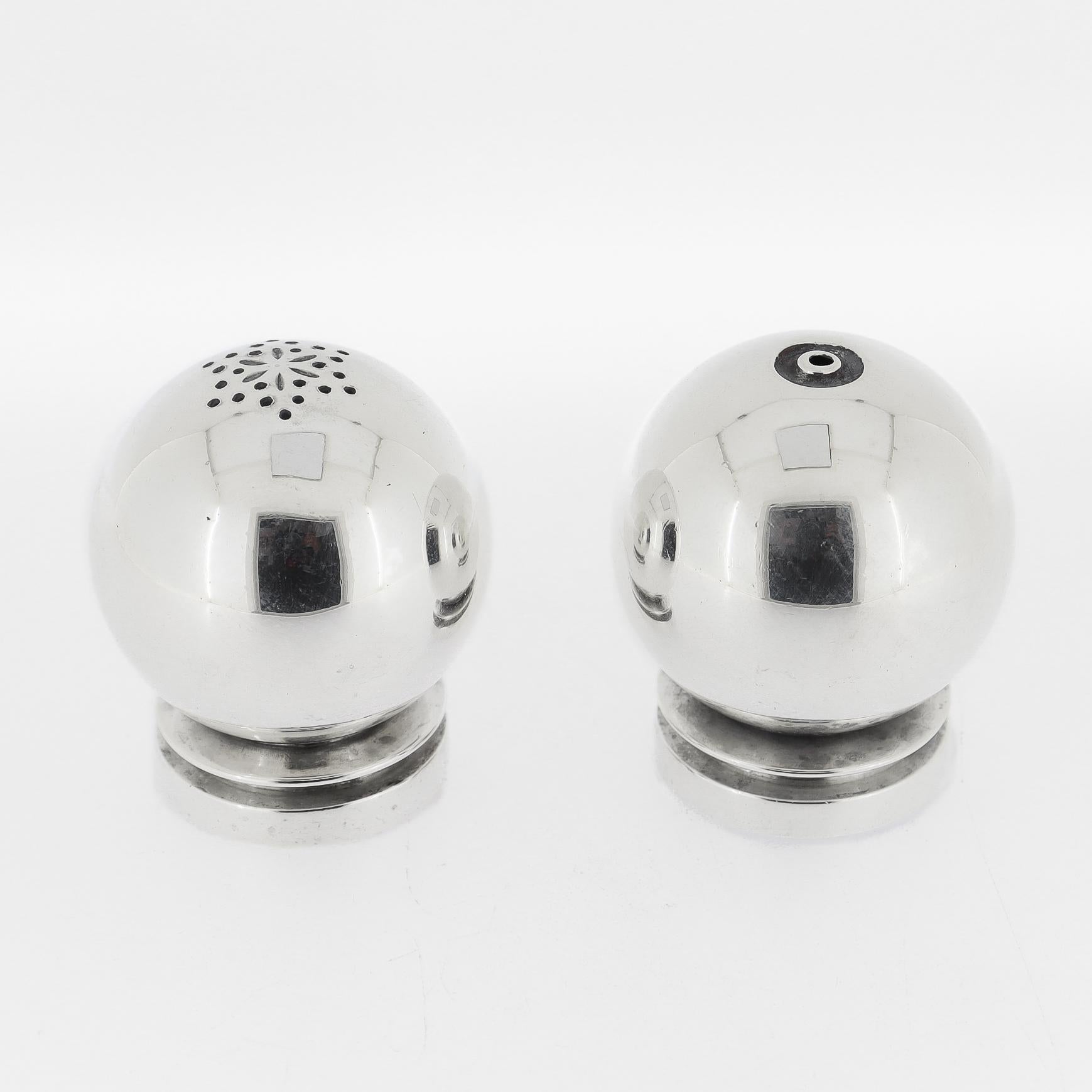 Salero y pimentero piramidales de plata de ley Harald Nielsen for Georg Jensen en venta 3