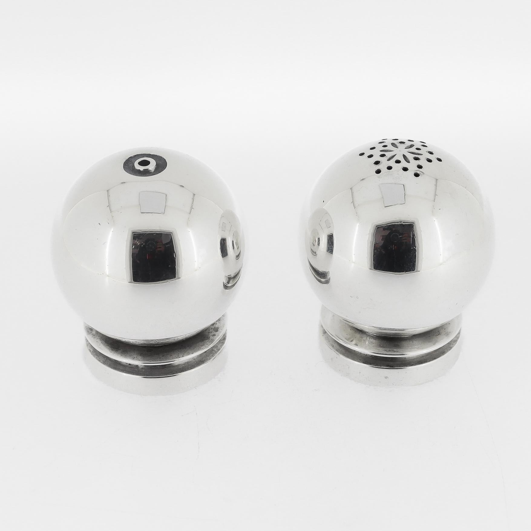 Salero y pimentero piramidales de plata de ley Harald Nielsen for Georg Jensen Art Decó en venta