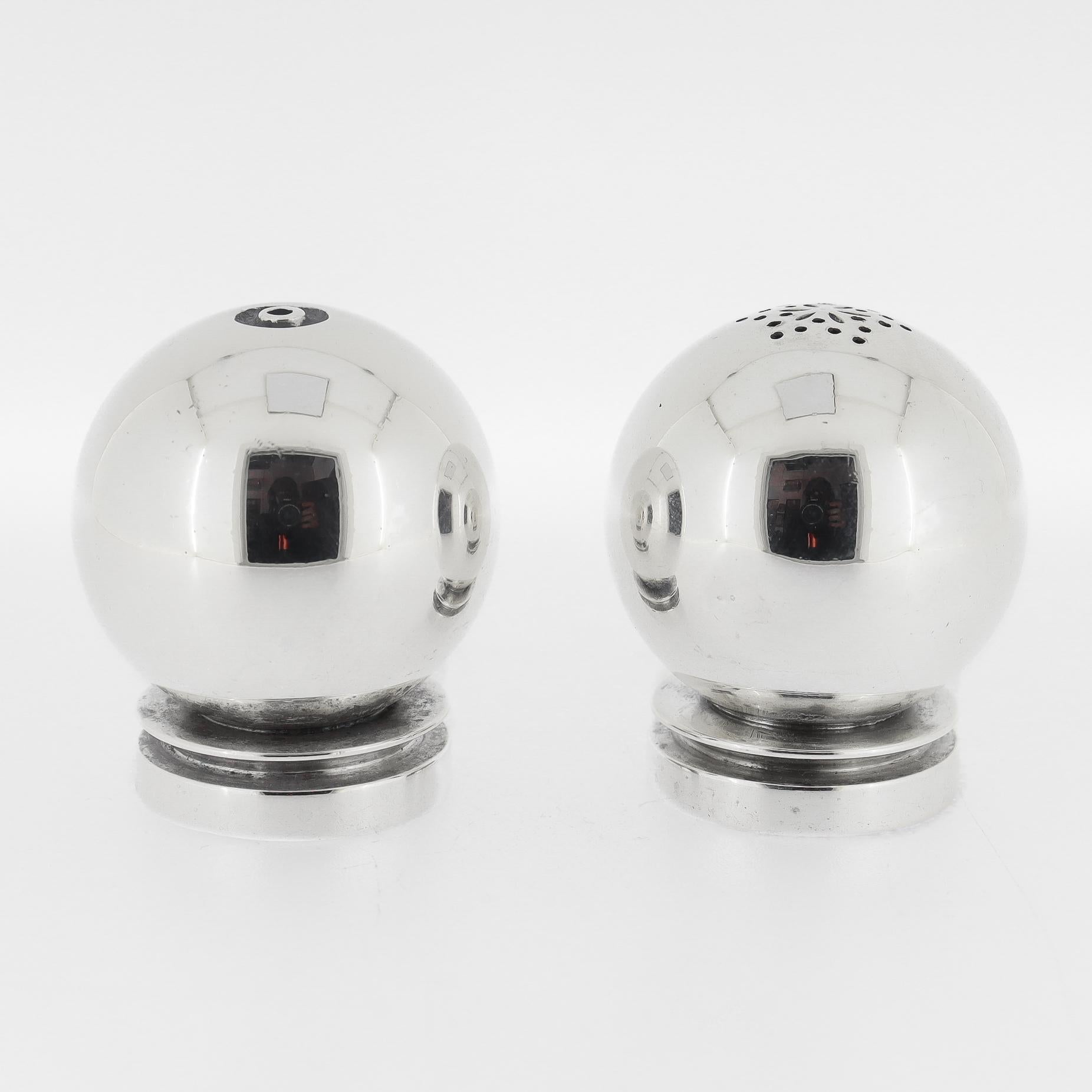 Salero y pimentero piramidales de plata de ley Harald Nielsen for Georg Jensen Danés en venta