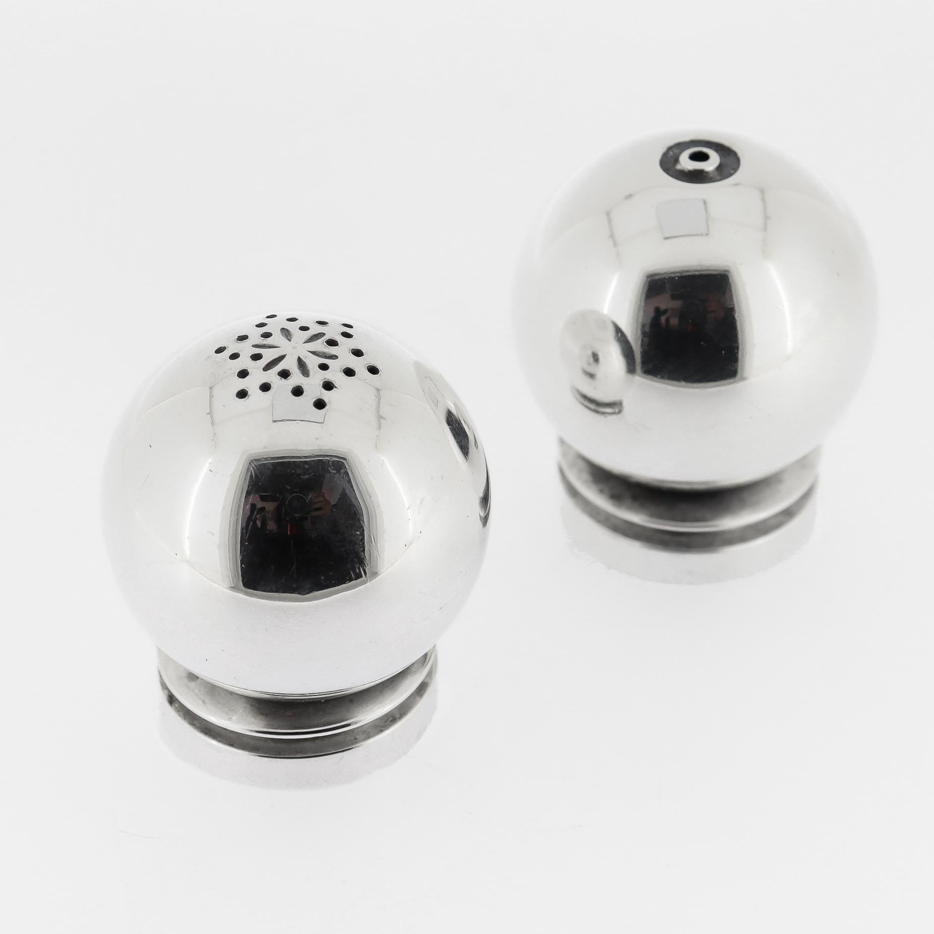Salero y pimentero piramidales de plata de ley Harald Nielsen for Georg Jensen siglo XX en venta