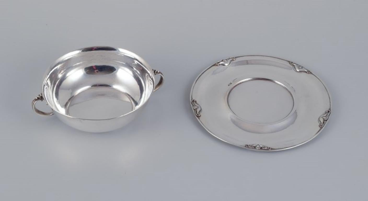 Danish Harald Nielsen for Georg Jensen. Sterling silver bowl with handles on a saucer. For Sale