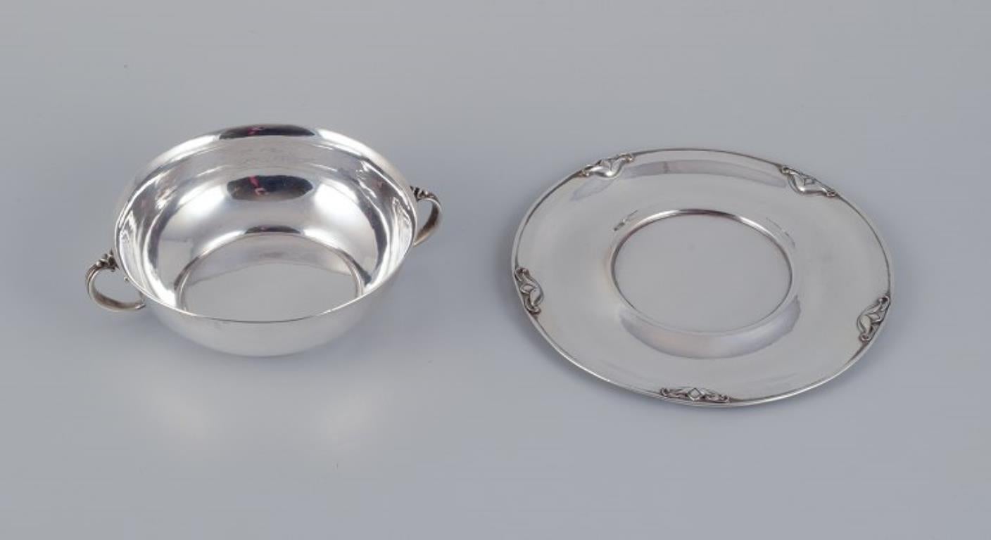 Harald Nielsen für Georg Jensen. Schale aus Sterlingsilber mit Henkeln auf einer Untertasse. (Dänisch) im Angebot