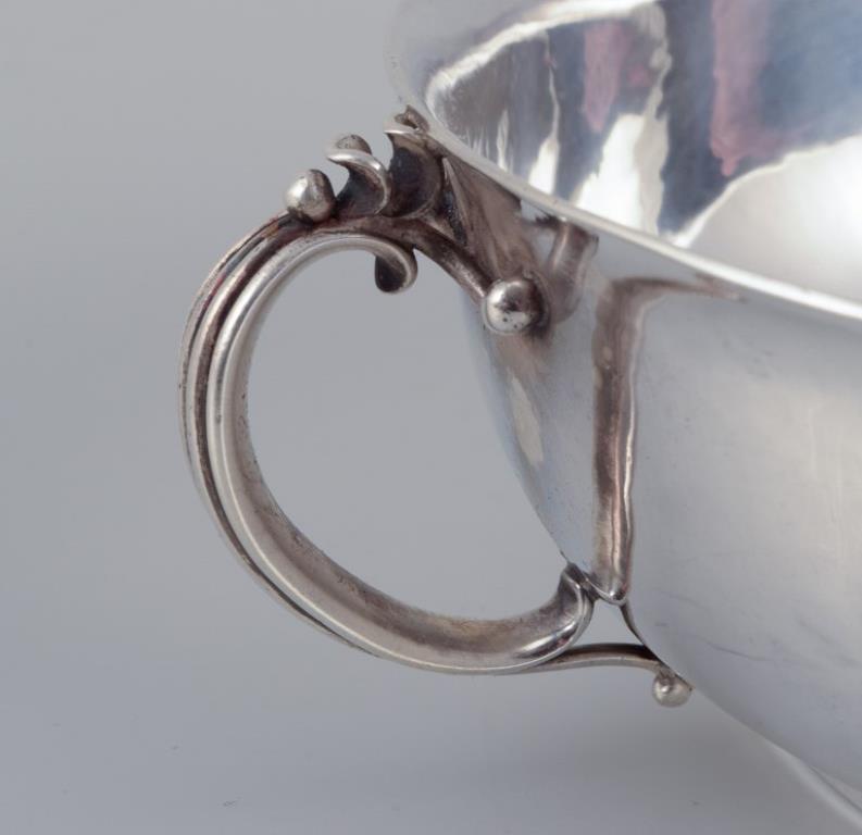 Harald Nielsen für Georg Jensen. Schale aus Sterlingsilber mit Henkeln auf einer Untertasse. im Zustand „Hervorragend“ im Angebot in København, Copenhagen