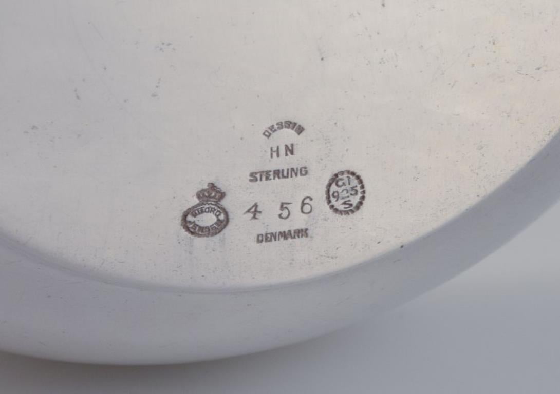 Harald Nielsen für Georg Jensen. Schale aus Sterlingsilber mit Henkeln auf einer Untertasse. (Frühes 20. Jahrhundert) im Angebot