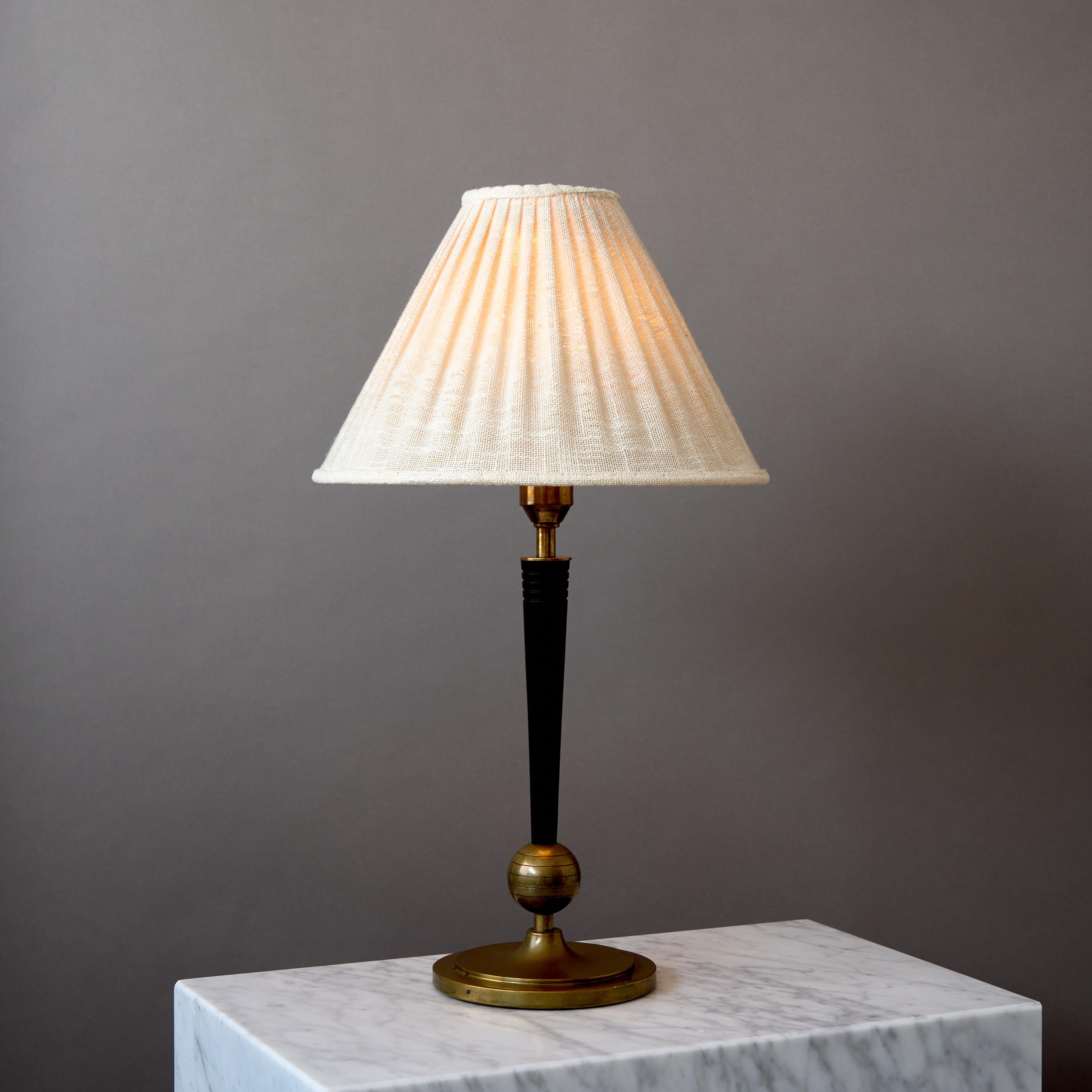Scandinavian Modern Harald Notini, Art Deco Brass Table Lamp for Böhlmarks, Sweden, 1930s. For Sale