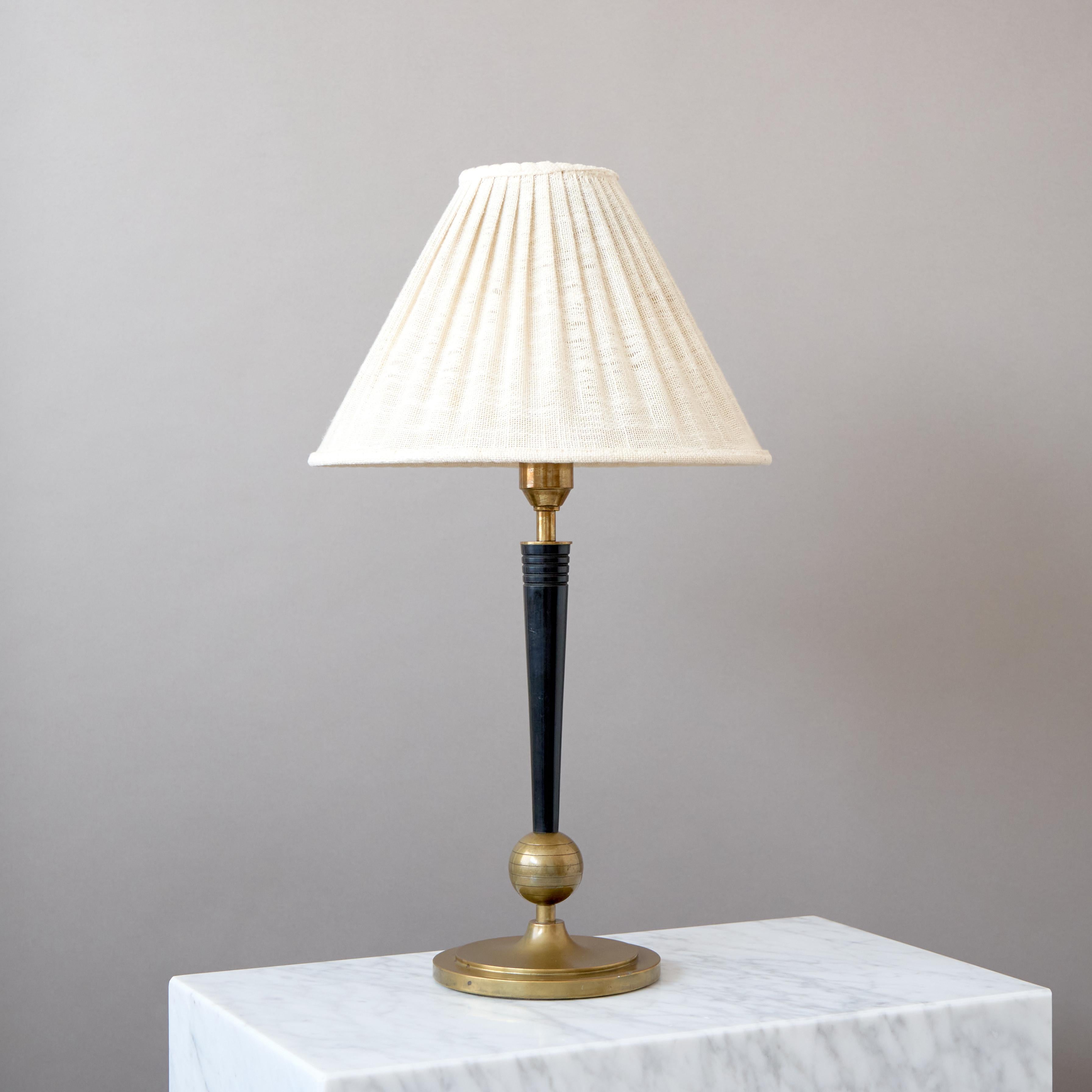 Mid-20th Century Harald Notini, Art Deco Brass Table Lamp for Böhlmarks, Sweden, 1930s. For Sale