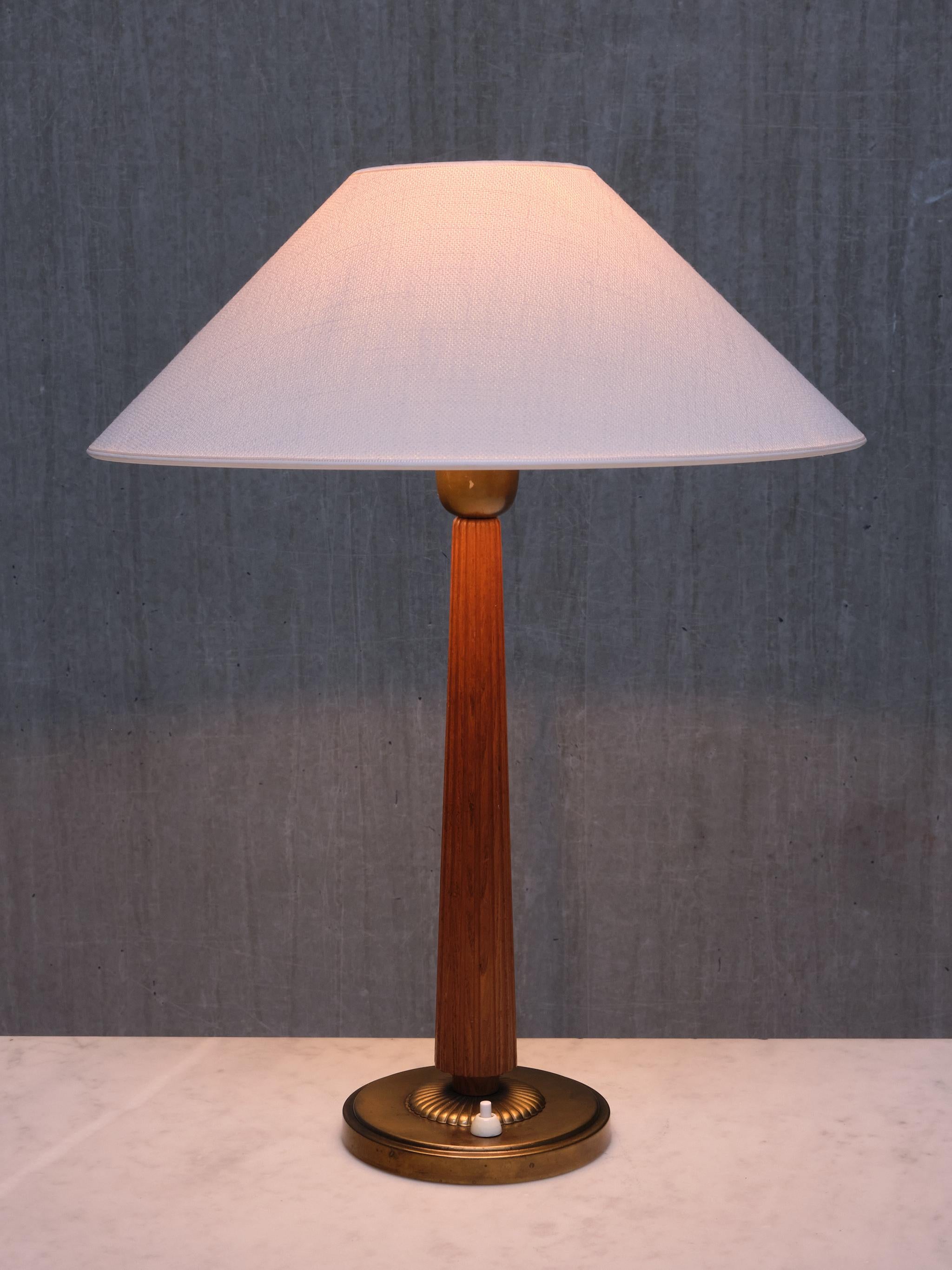 Harald Notini Attributed Table Lamp in Elm and Brass, Böhlmarks, Sweden, 1940s For Sale 5