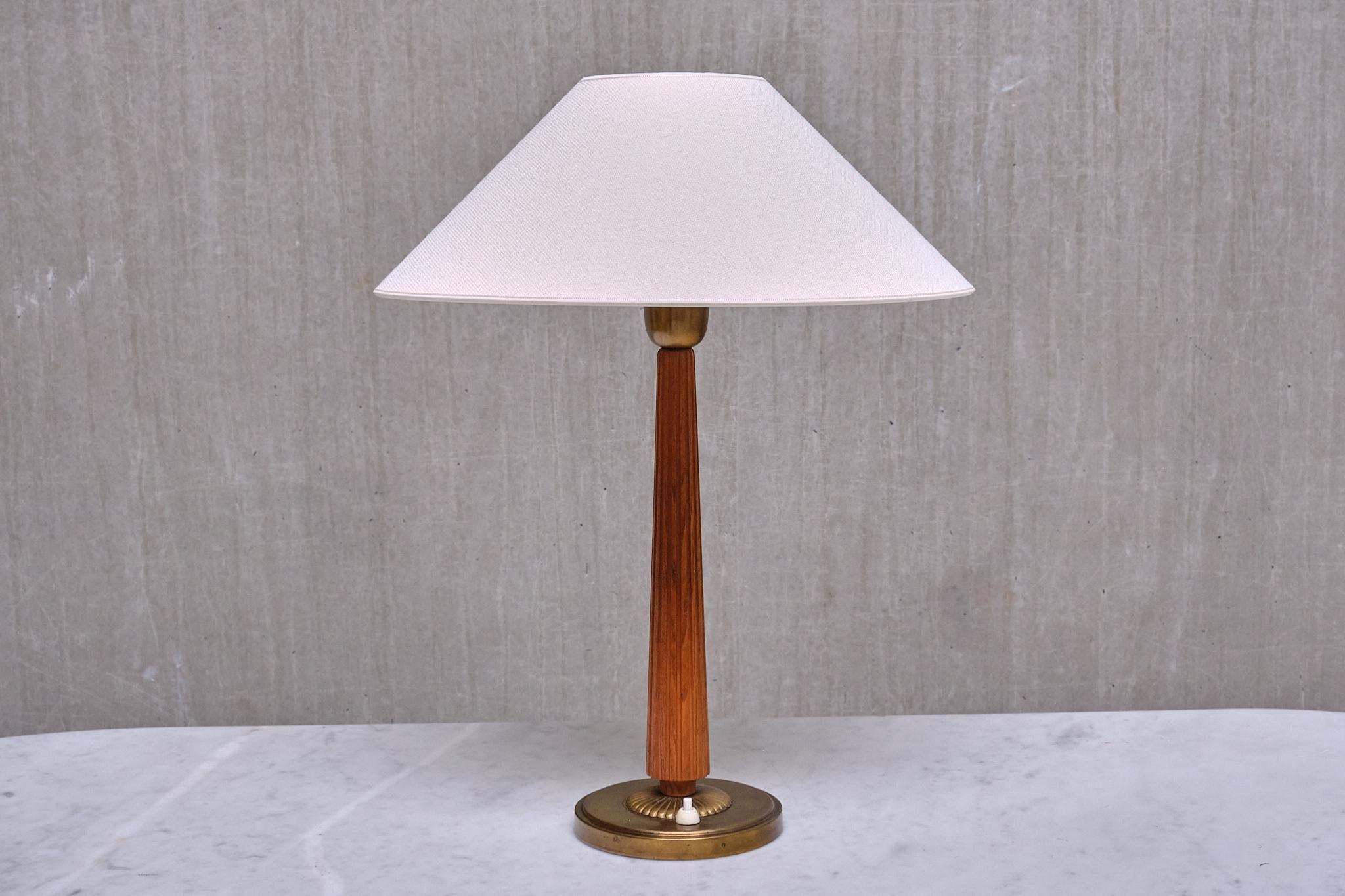 Harald Notini Attributed Table Lamp in Elm and Brass, Böhlmarks, Sweden, 1940s For Sale 6