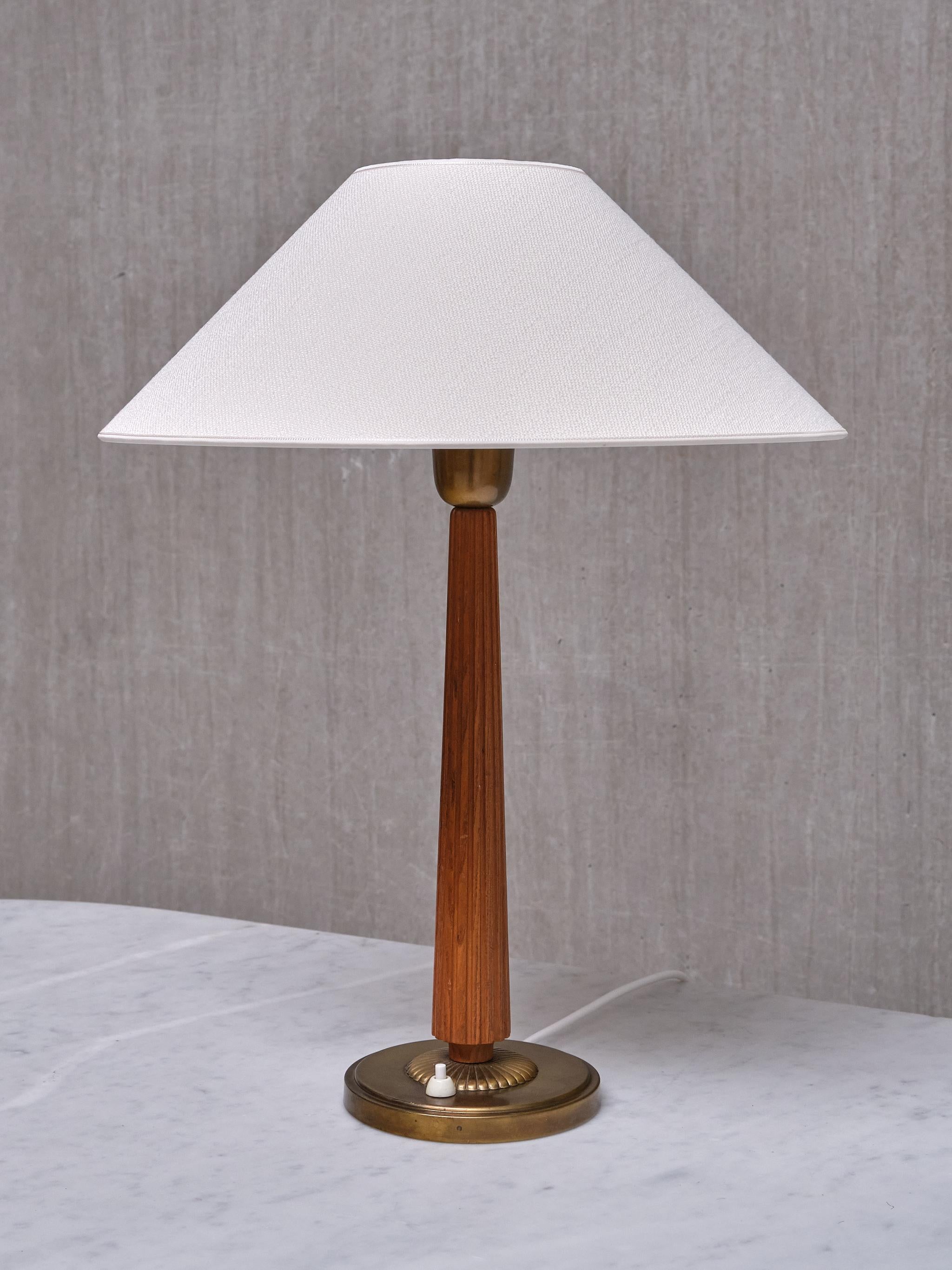This elegant table lamp was produced by Böhlmarks in Sweden in the late 1940s. The rare lamp is marked with the manufacturer's logo and the model number '15663' on the underside of the foot. The design is attributed to Harald Notini, one of the lead
