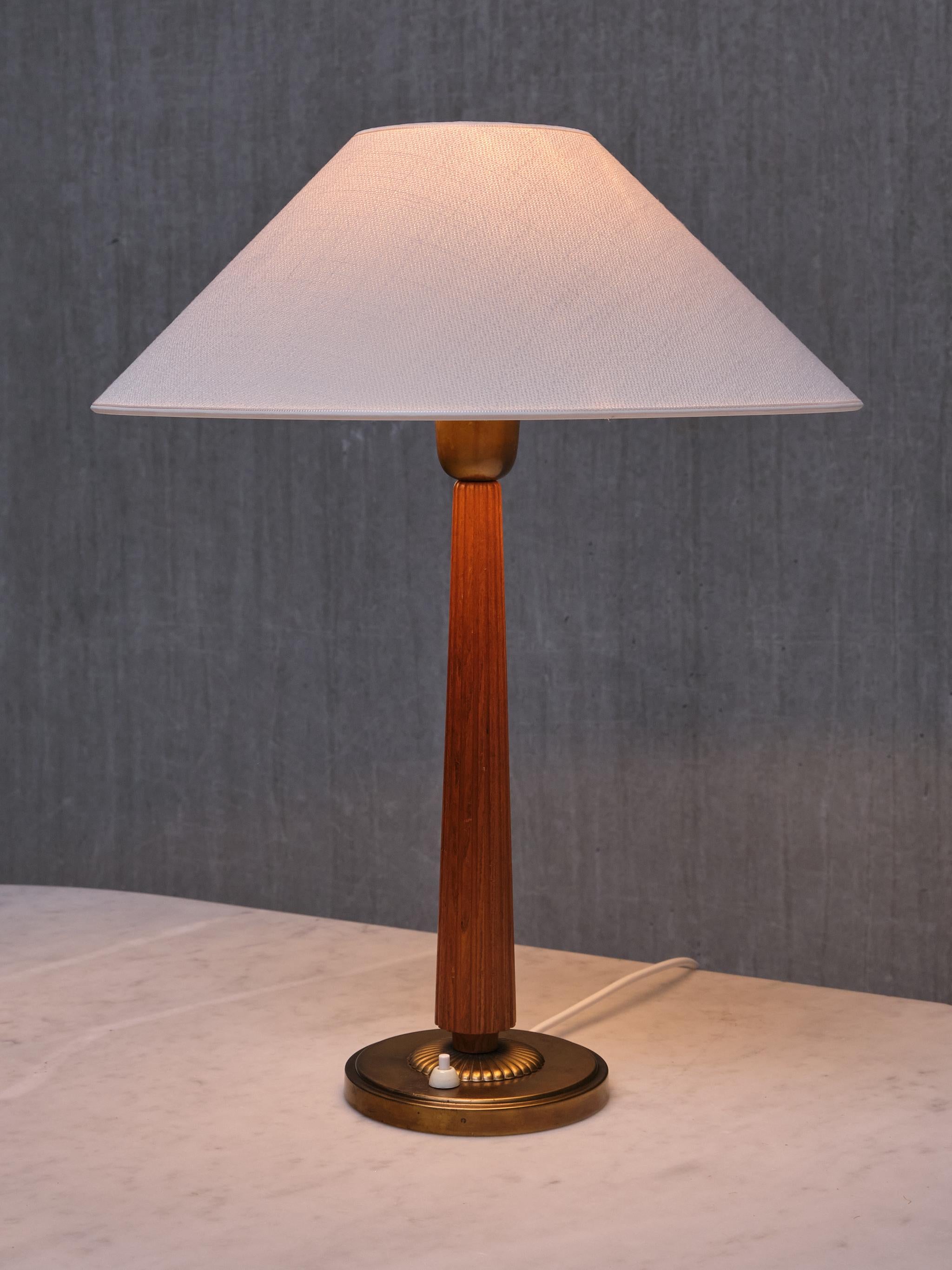 Swedish Harald Notini Attributed Table Lamp in Elm and Brass, Böhlmarks, Sweden, 1940s For Sale