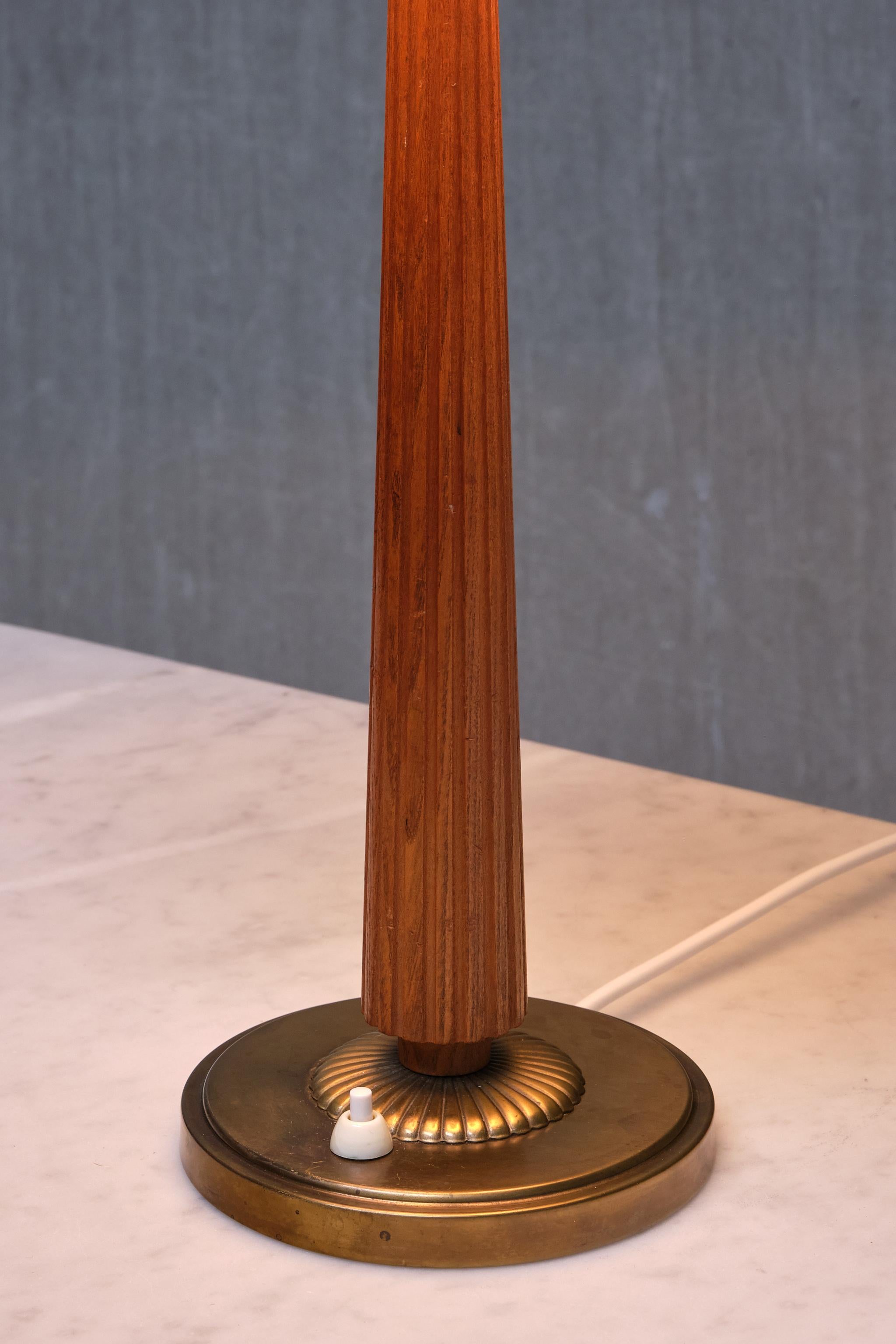 Harald Notini Attributed Table Lamp in Elm and Brass, Böhlmarks, Sweden, 1940s In Good Condition For Sale In The Hague, NL