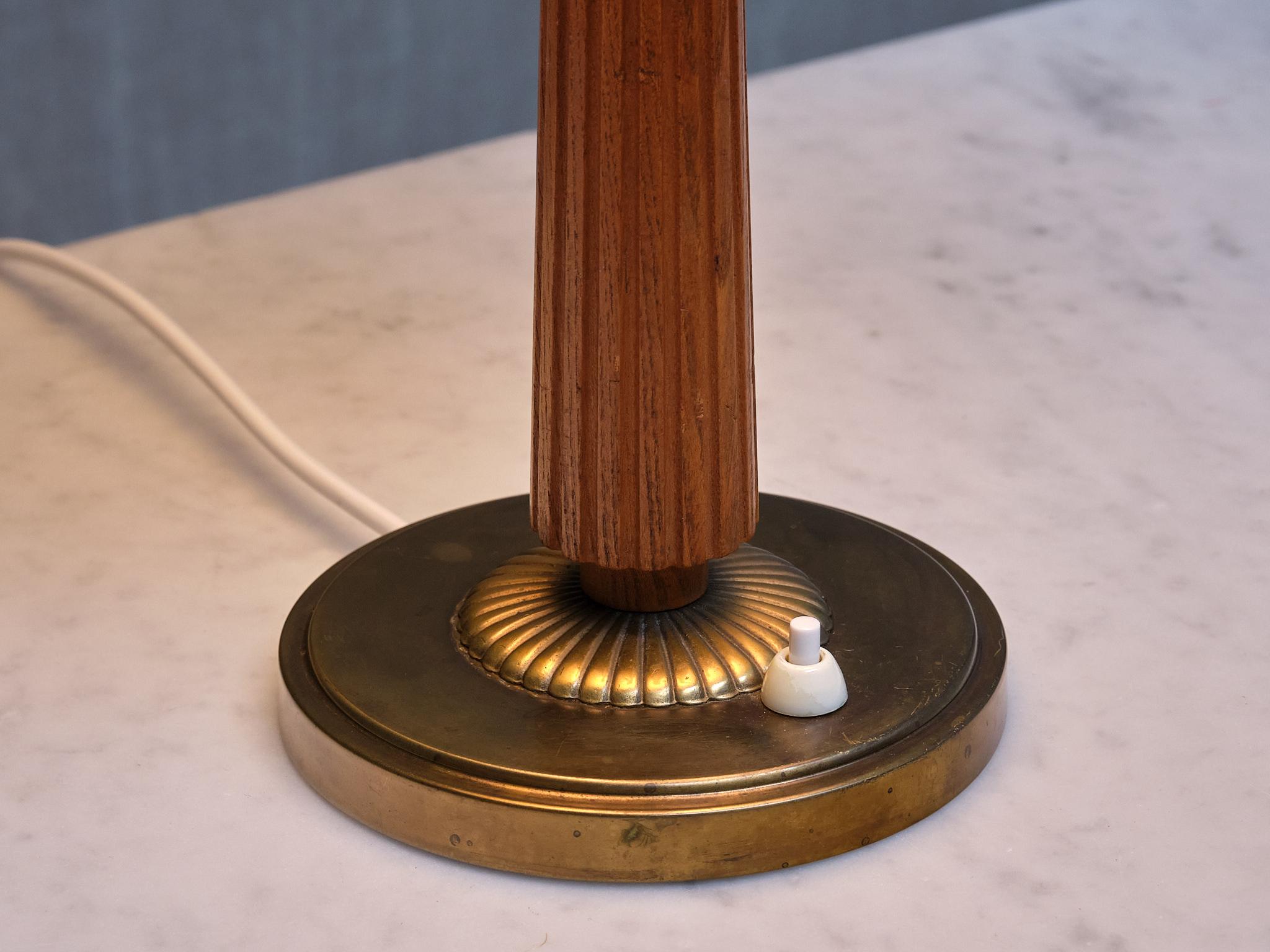 Mid-20th Century Harald Notini Attributed Table Lamp in Elm and Brass, Böhlmarks, Sweden, 1940s For Sale