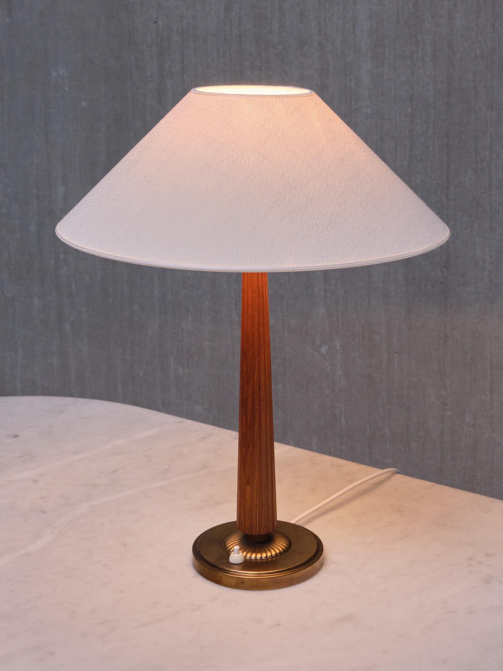 Harald Notini Attributed Table Lamp in Elm and Brass, Böhlmarks, Sweden, 1940s For Sale 1