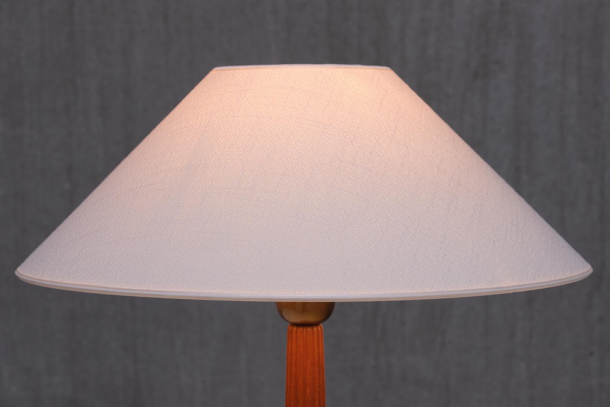 Harald Notini Attributed Table Lamp in Elm and Brass, Böhlmarks, Sweden, 1940s For Sale 2