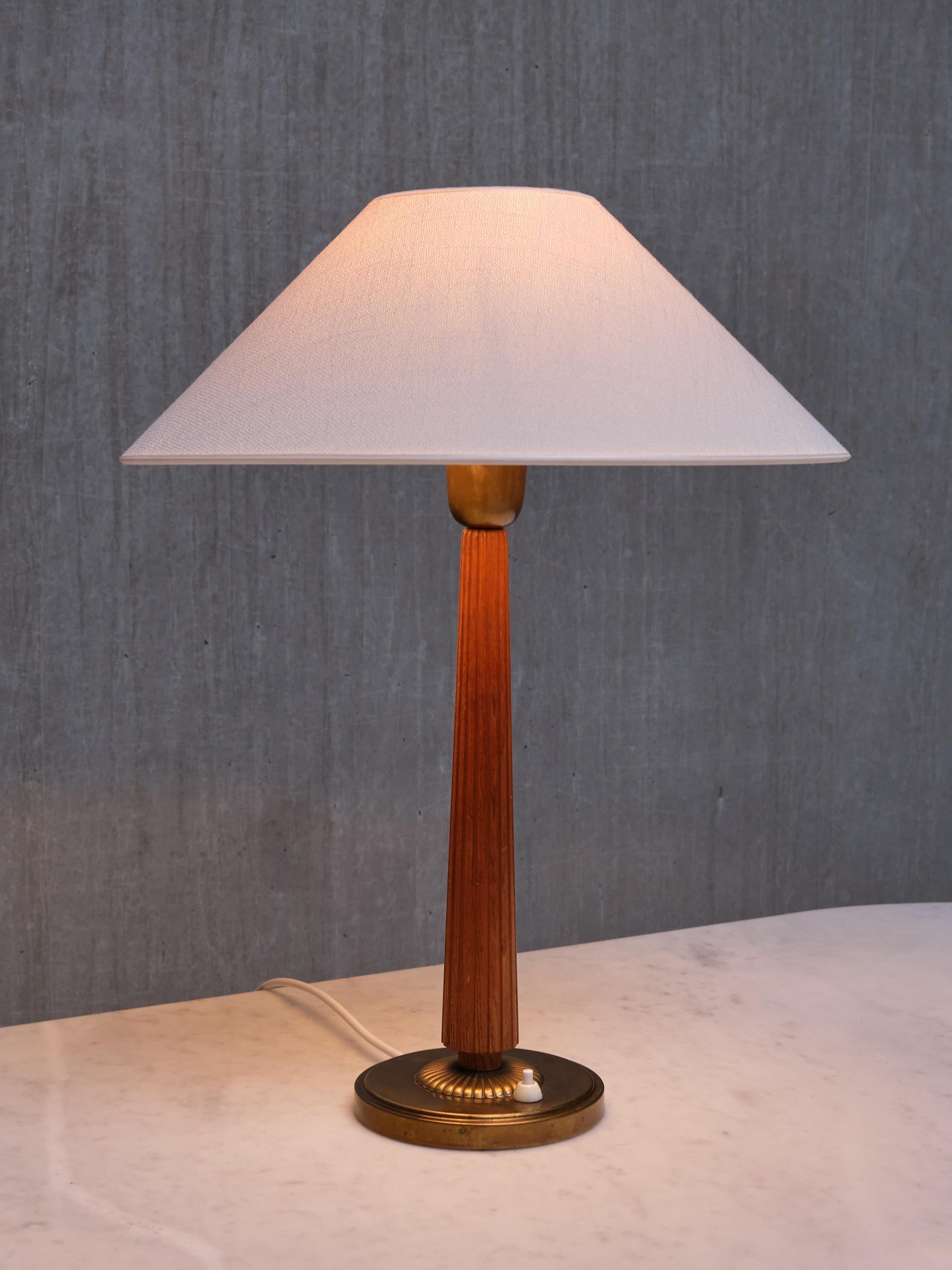 Harald Notini Attributed Table Lamp in Elm and Brass, Böhlmarks, Sweden, 1940s For Sale 3