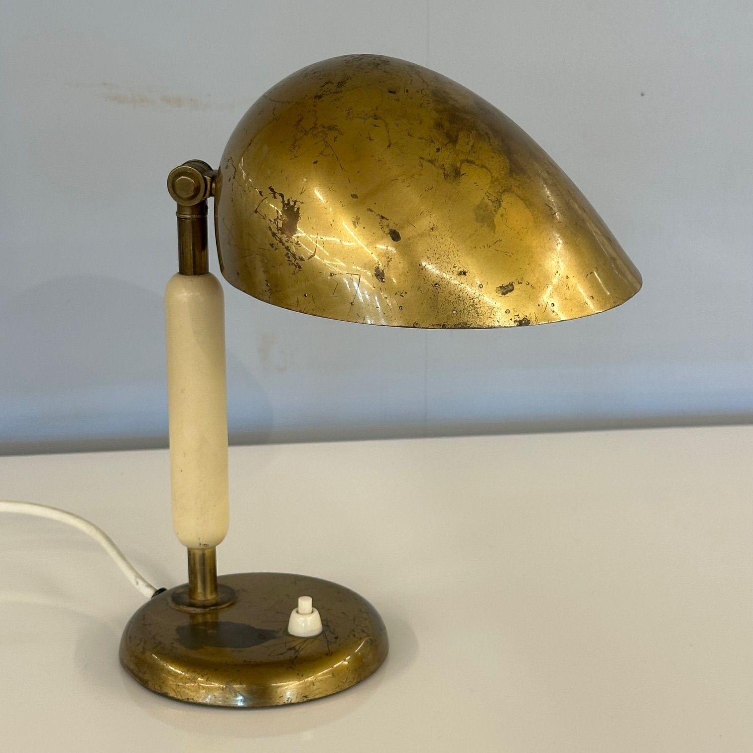 Laiton Harald Notini, Böhlmarks, Swedish Modernity, lampe de bureau, laiton, Wood, Suède, années 1930 en vente