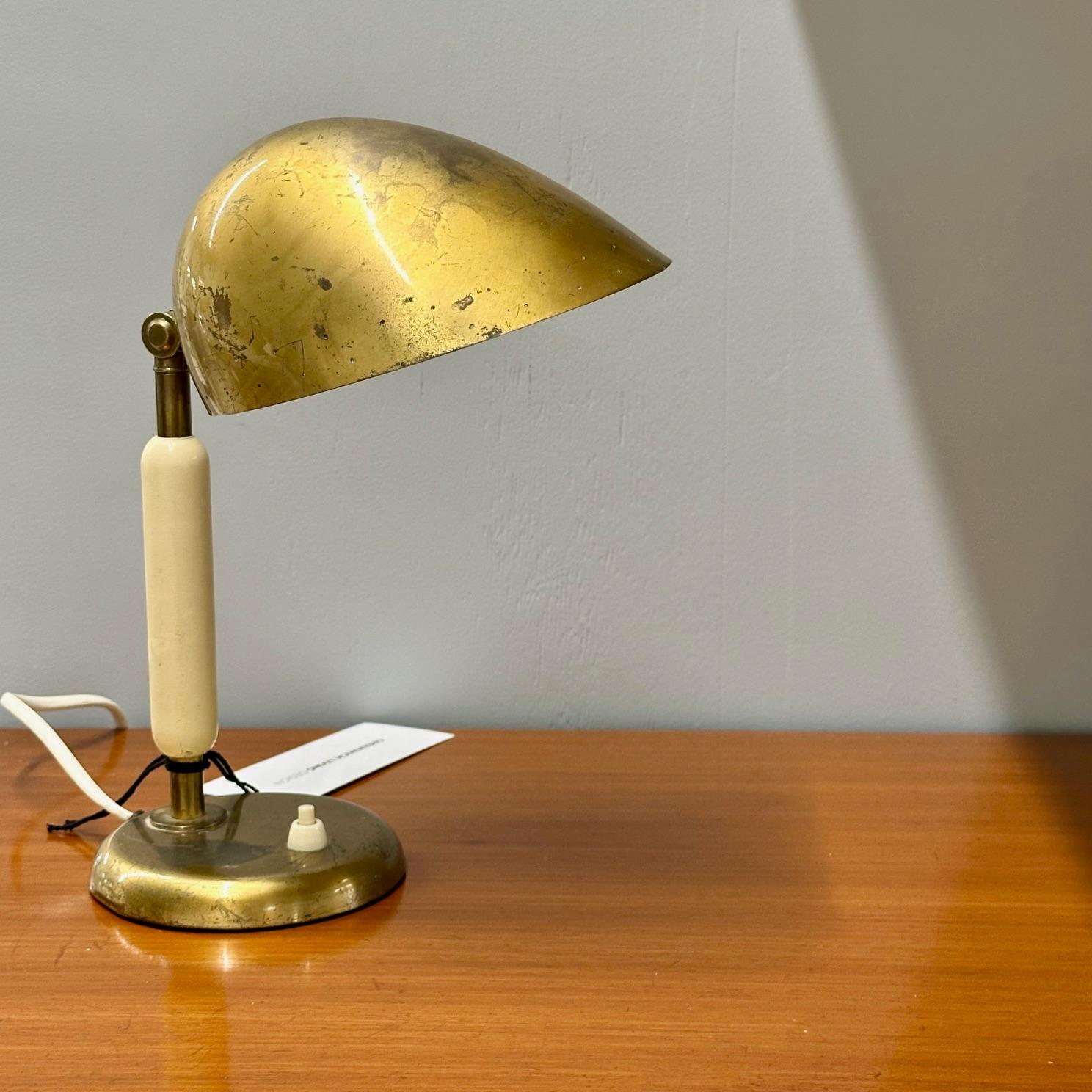Mid-Century Modern Harald Notini, Böhlmarks, Swedish Modern, Desk Lamp, Brass, Wood, Sweden, 1930s For Sale