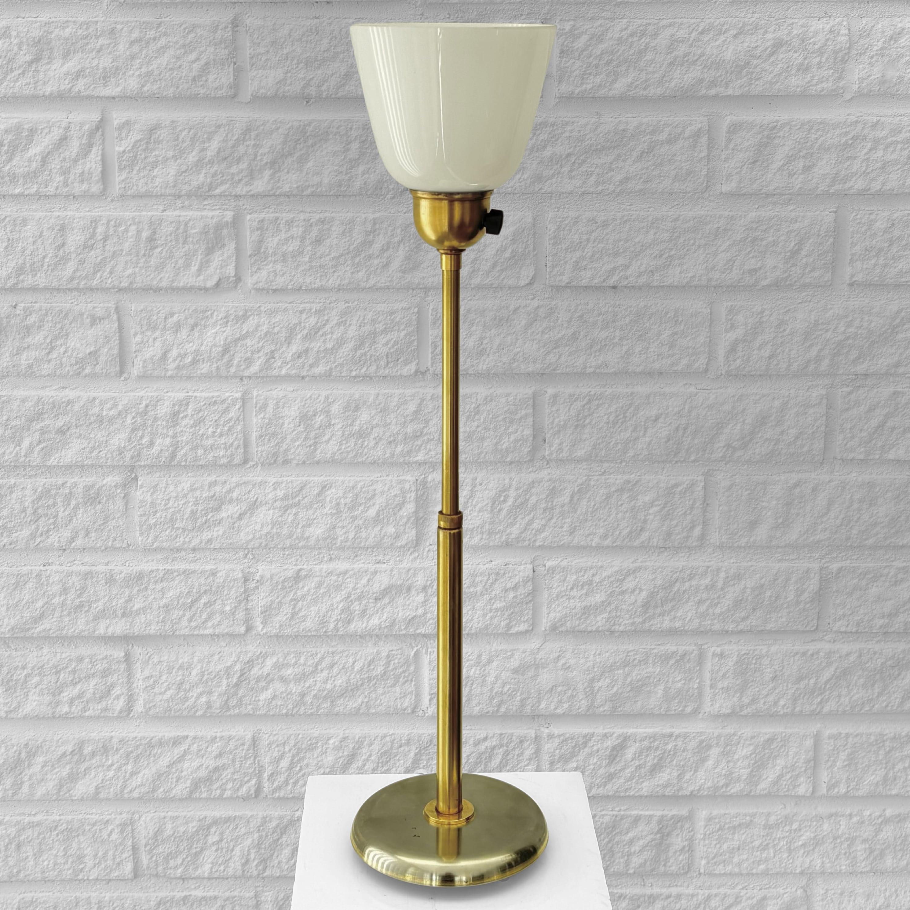 Harald Notini, Böhlmarks, table lamp 15505, brass & Steel, Sweden, 1940s In Good Condition For Sale In Forserum, SE