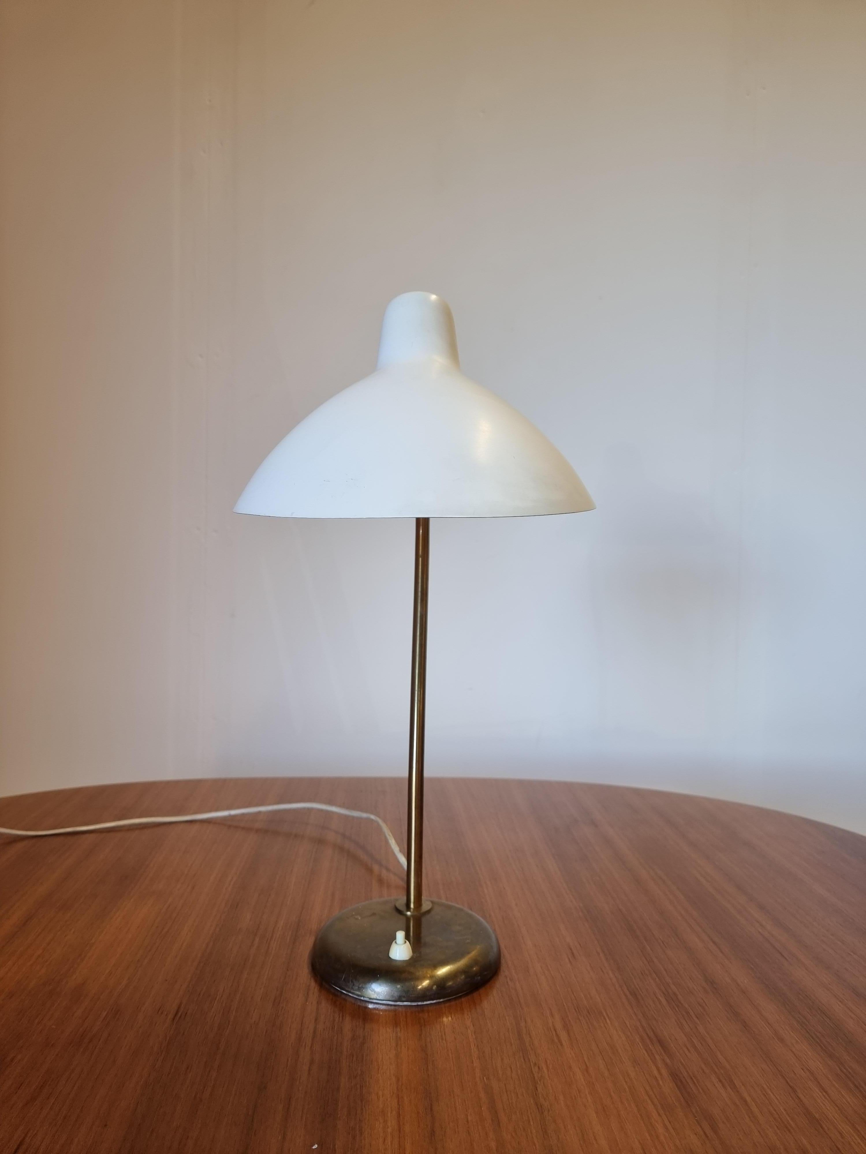 Scandinave moderne Harald Notini, lampe de table / de bureau en laiton, Böhlmarks, Scandinavian Modern en vente