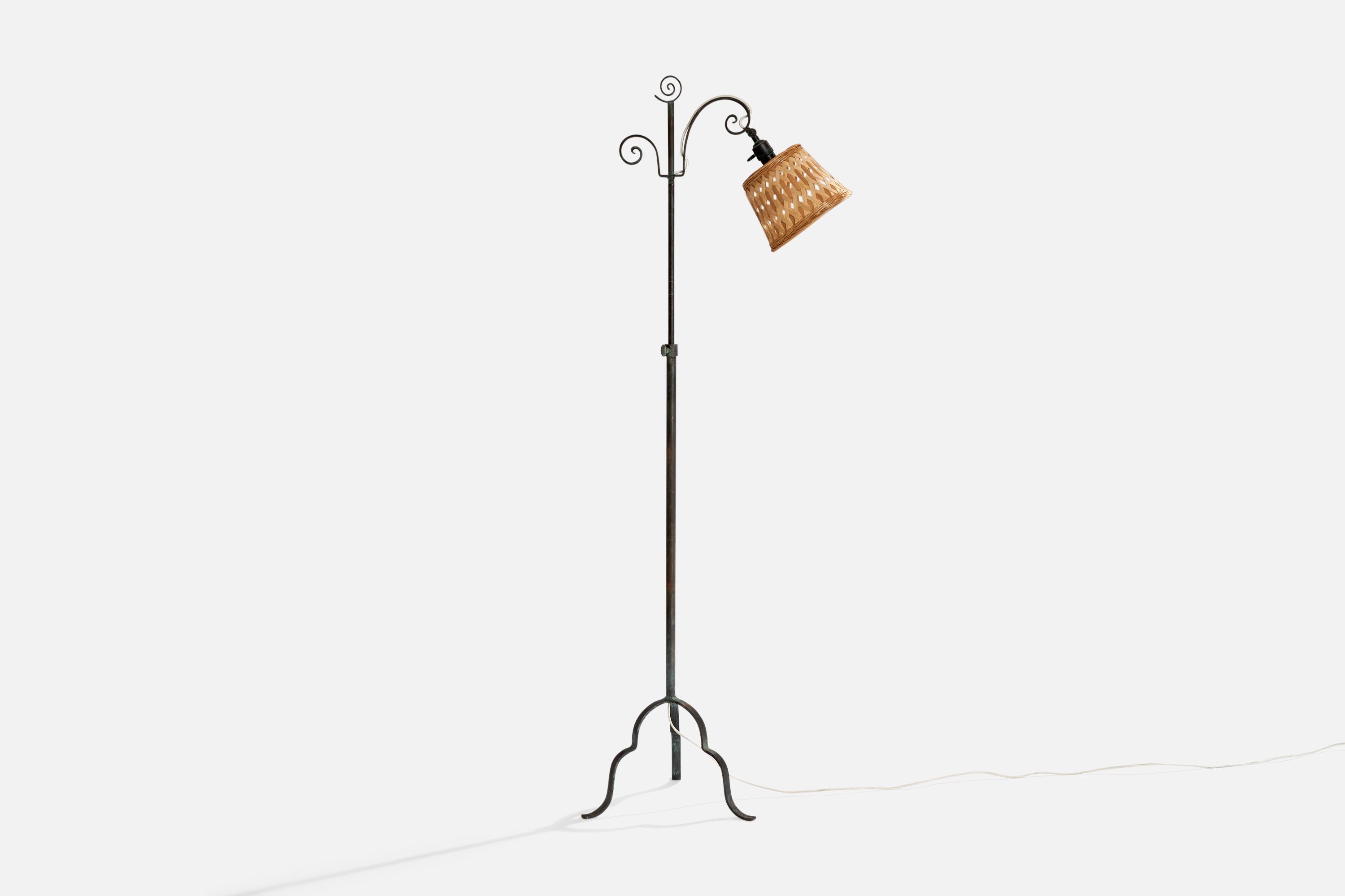 Lampadaire réglable en fer forgé et en rotin, conçu par Harald Notini et produit par Böhlmarks, Suède, années 1930.

Dimensions de la lampe avec abat-jour (pouces) : 60.75