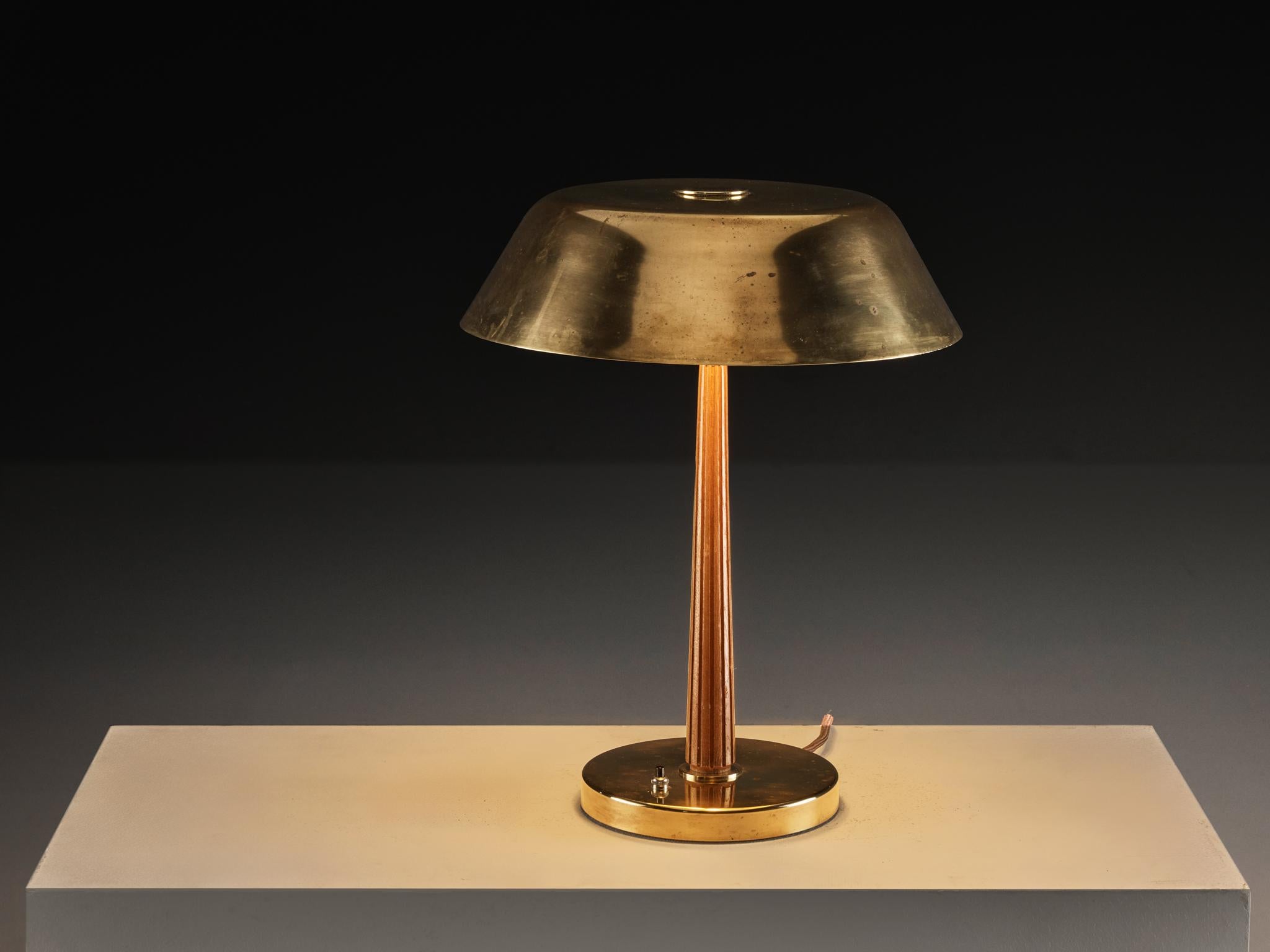 Harald Notini per Arvid Böhlmarks Lampfabrik, lampada da tavolo, modello '15474', ottone, mogano, Svezia, anni 40

Questa bellissima lampada da tavolo è stata progettata dall'architetto, designer e artista svedese Harald Notini (1879-1959). La