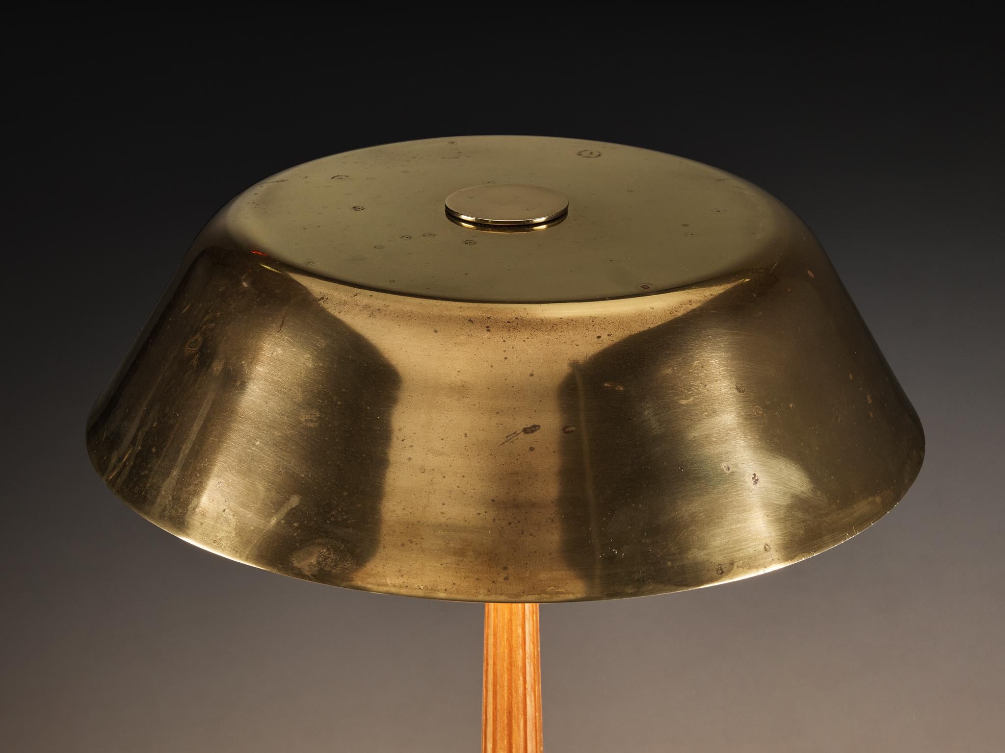Scandinavo moderno Lampada da tavolo in ottone e mogano di Harald Notini per Böhlmarks in vendita