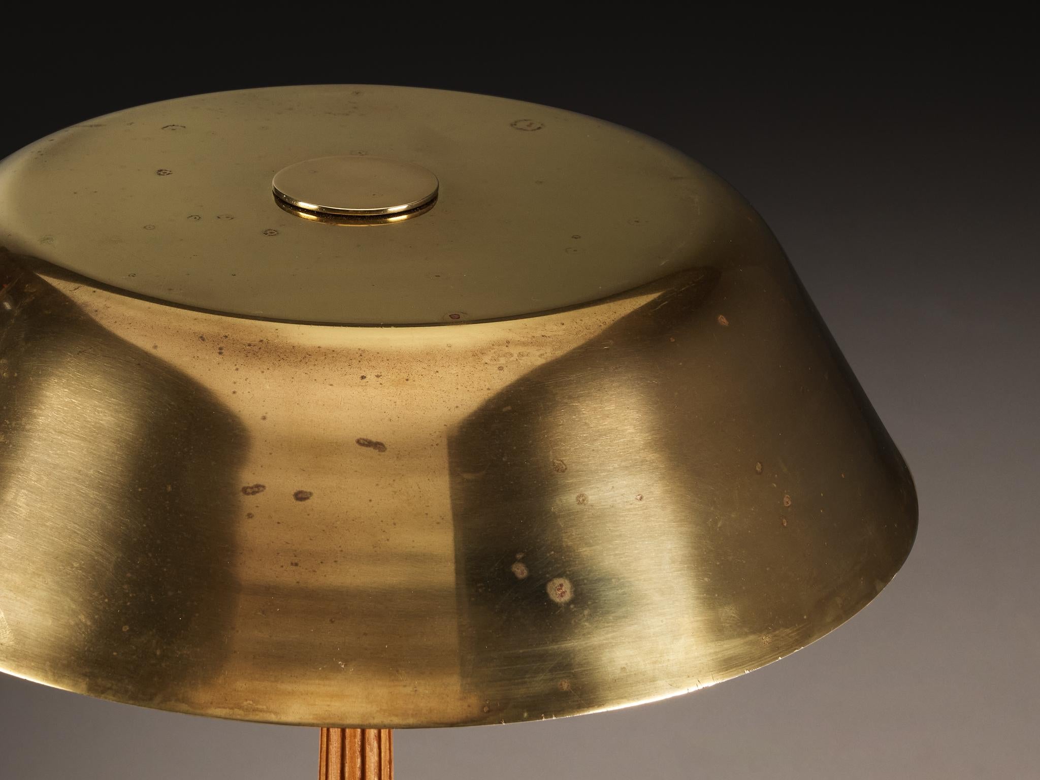 Lampada da tavolo in ottone e mogano di Harald Notini per Böhlmarks In condizioni buone in vendita a Waalwijk, NL