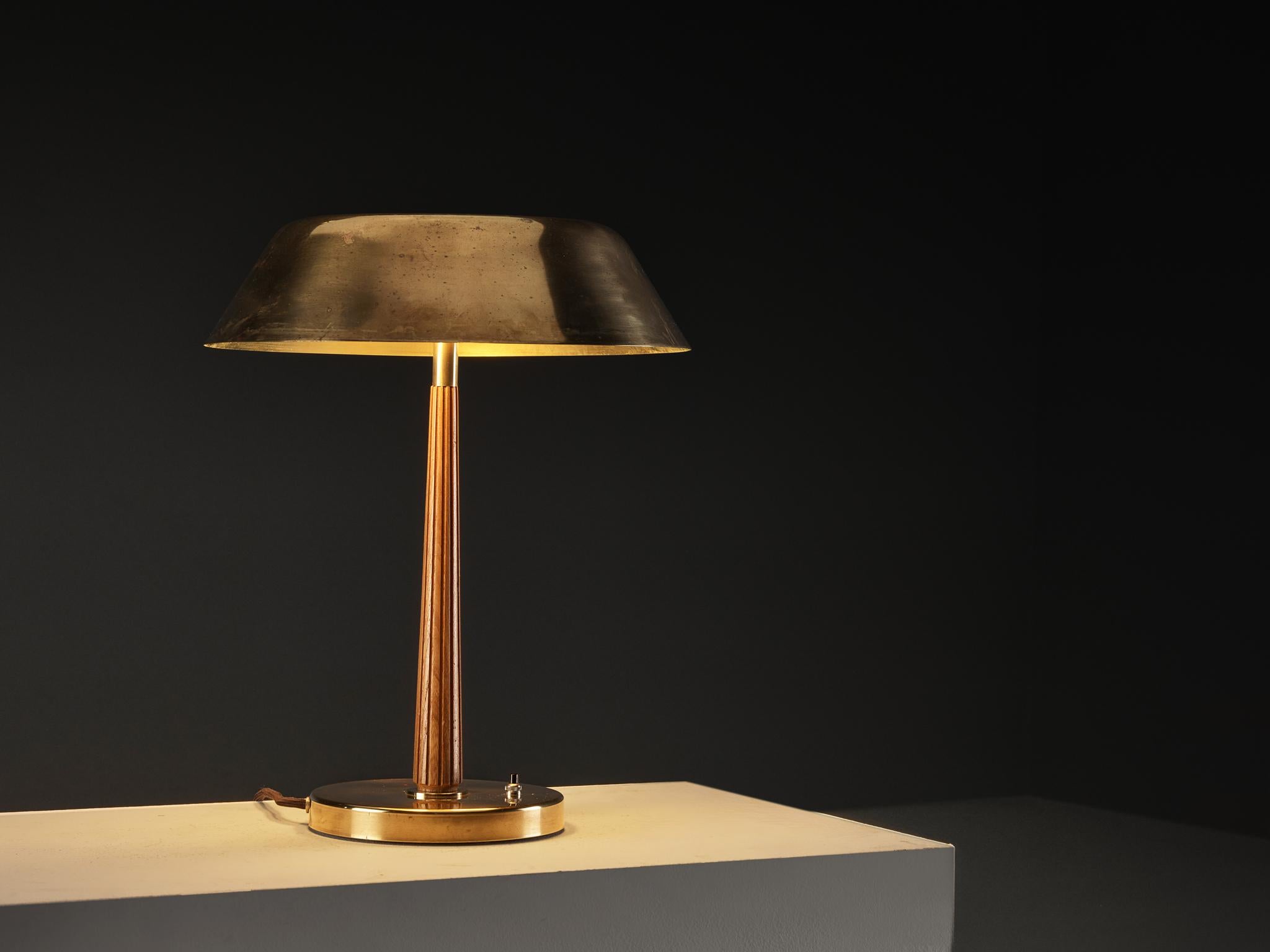 Ottone Lampada da tavolo in ottone e mogano di Harald Notini per Böhlmarks in vendita