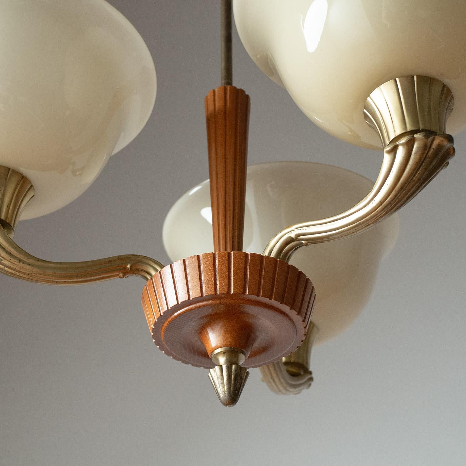 Svedese Lampadario in vetro e legno di Harald Notini, 1940 circa in vendita