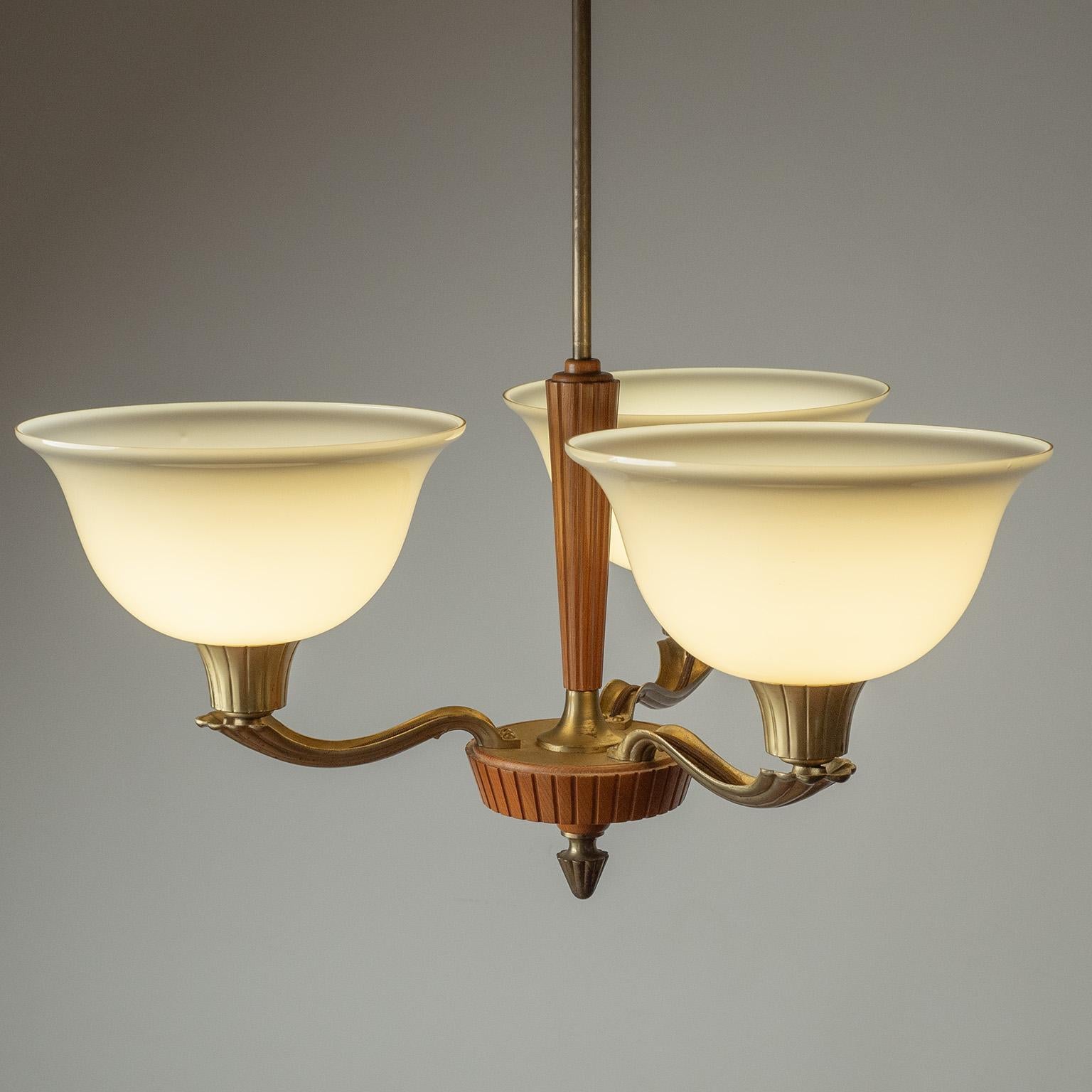Metà XX secolo Lampadario in vetro e legno di Harald Notini, 1940 circa in vendita