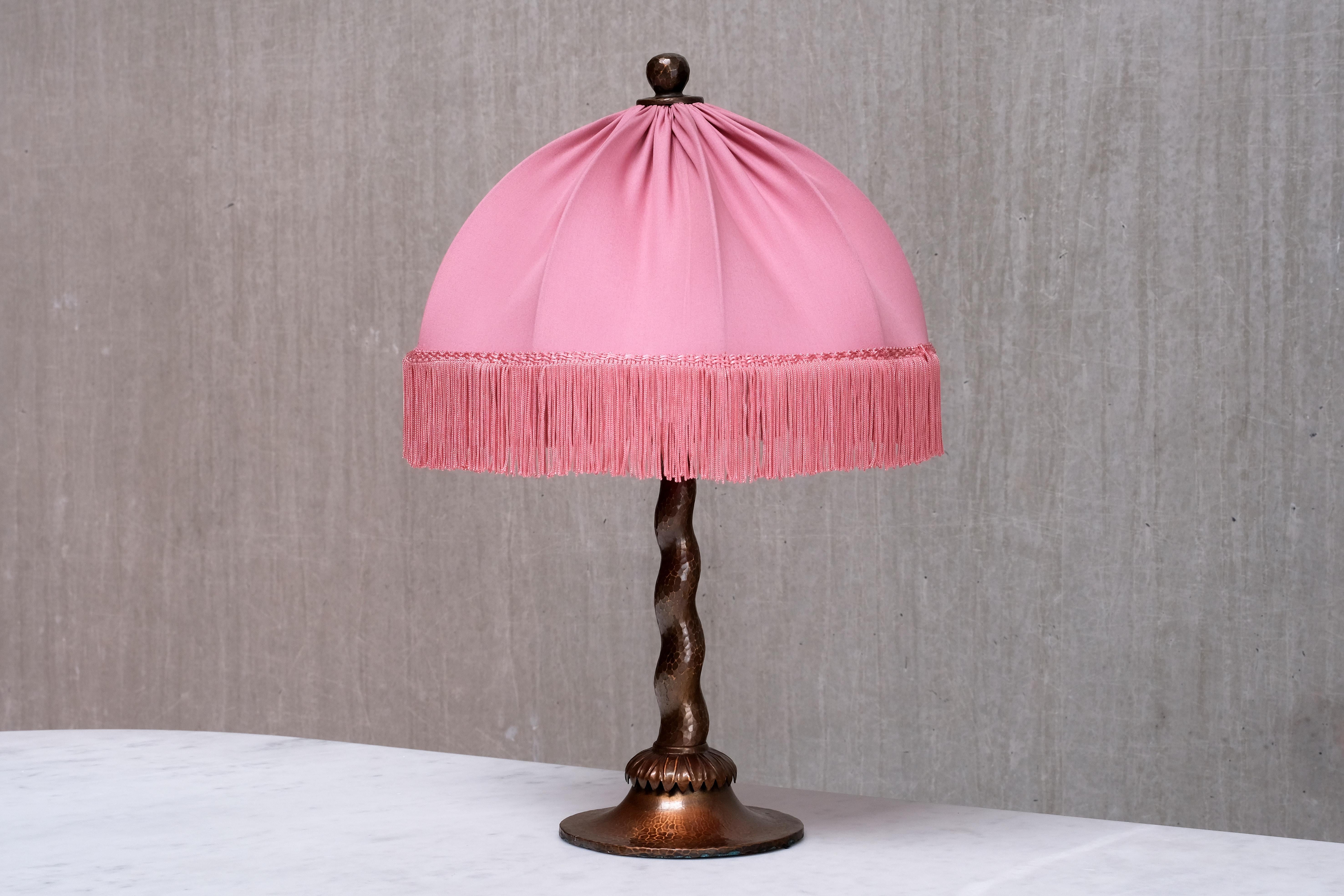 Lampada da tavolo in rame martellato Harald Notini, modello 6839, Böhlmarks, Svezia, anni '20 in vendita 4