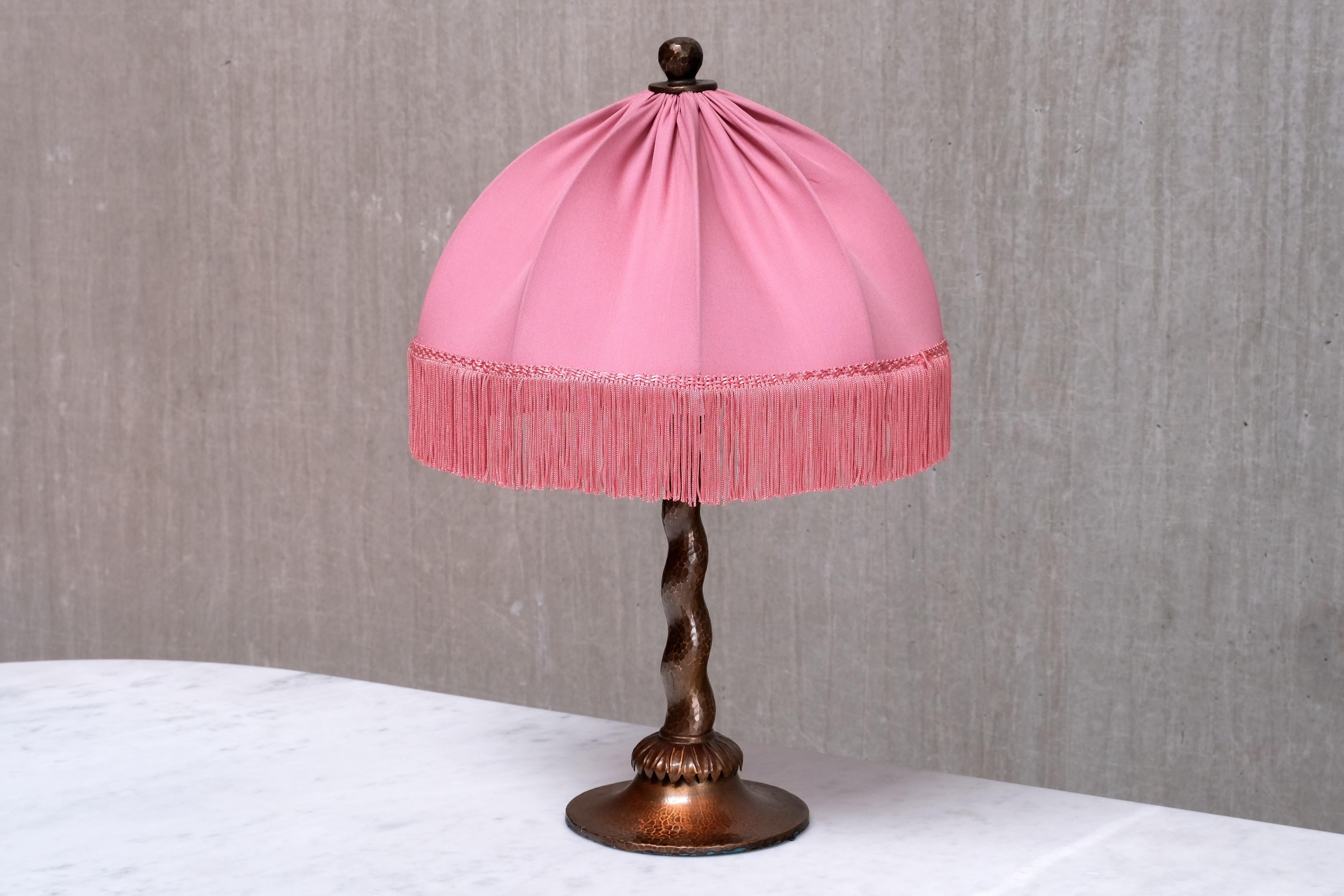 Questa eccezionale lampada da tavolo è stata disegnata da Harald Notini alla fine degli anni '20 e prodotta dalla Arvid Böhlmarks Lampfabrik in Svezia. Questo raro modello, numerato '6893', è documentato nel catalogo di Böhlmarks degli anni